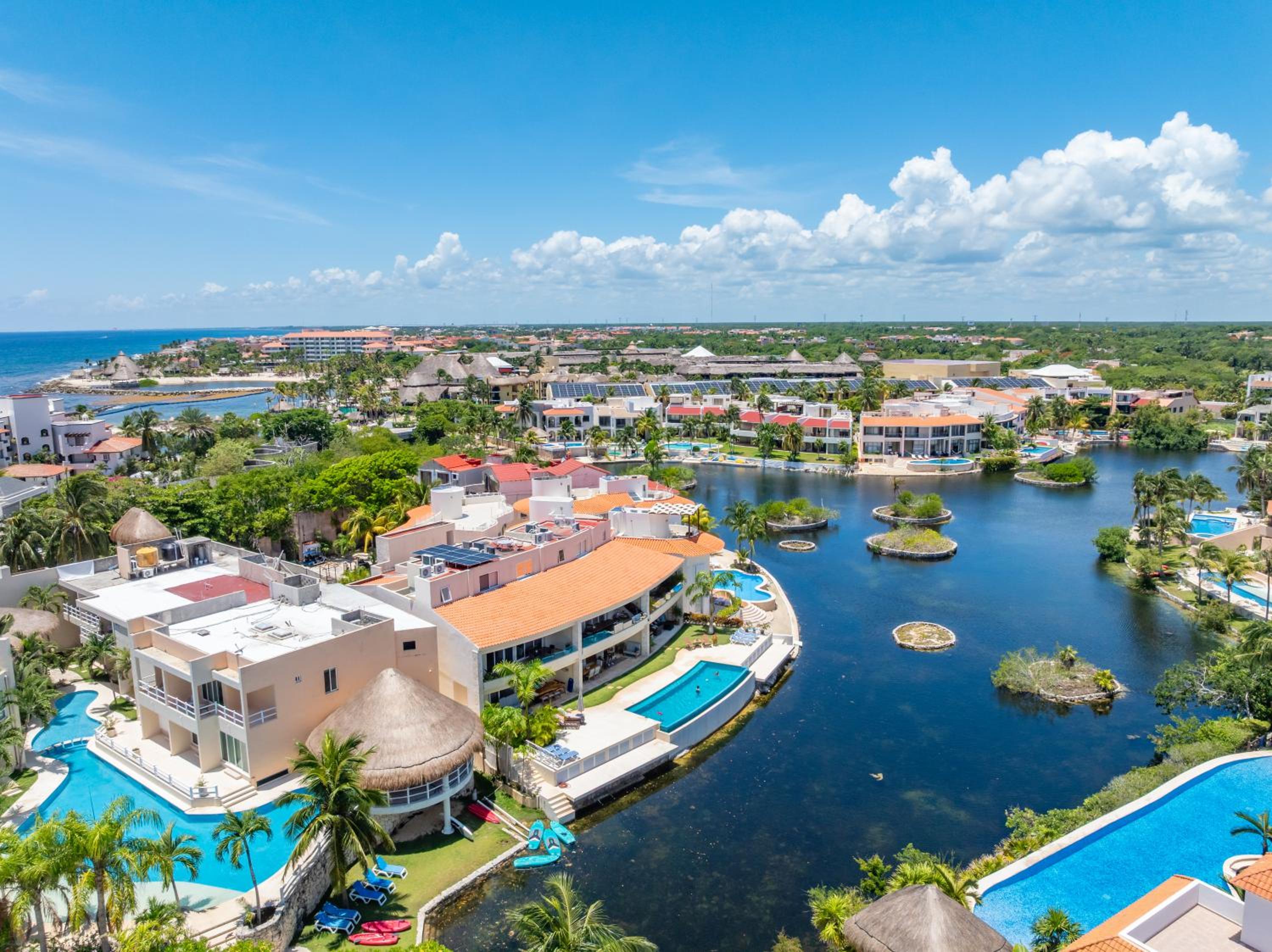 Lagoonfront Apartment with Pool and Beach Access