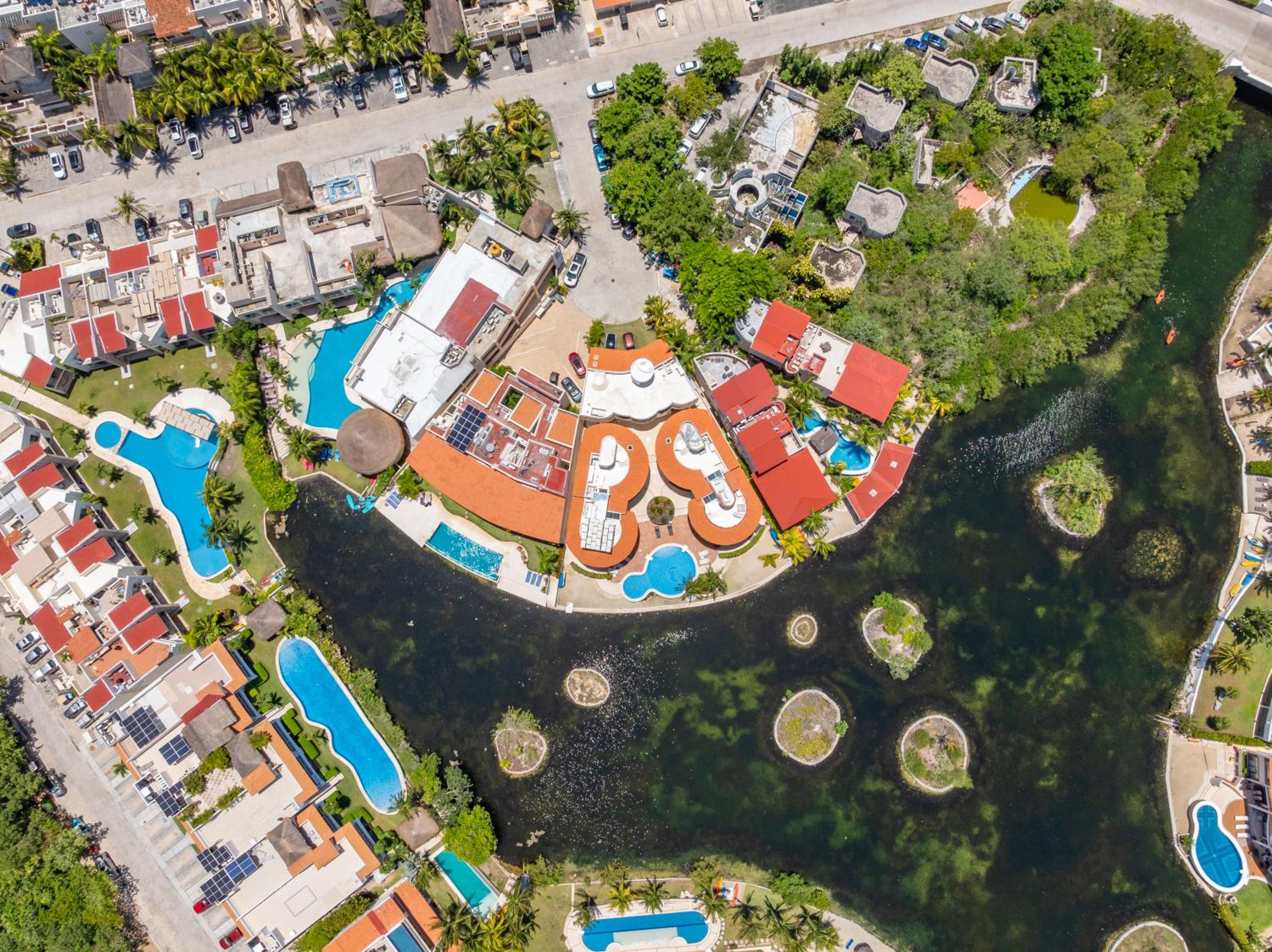 Lagoonfront Apartment with Pool and Beach Access