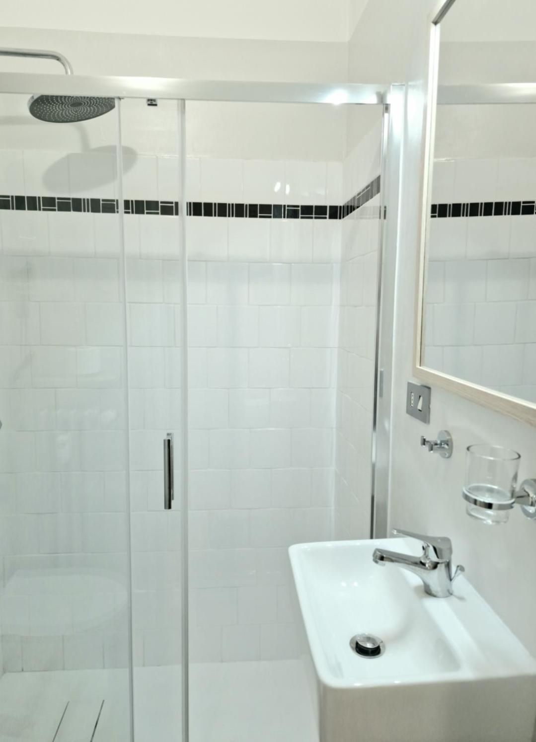 Ampia stanza con bagno privato e zona pranzo