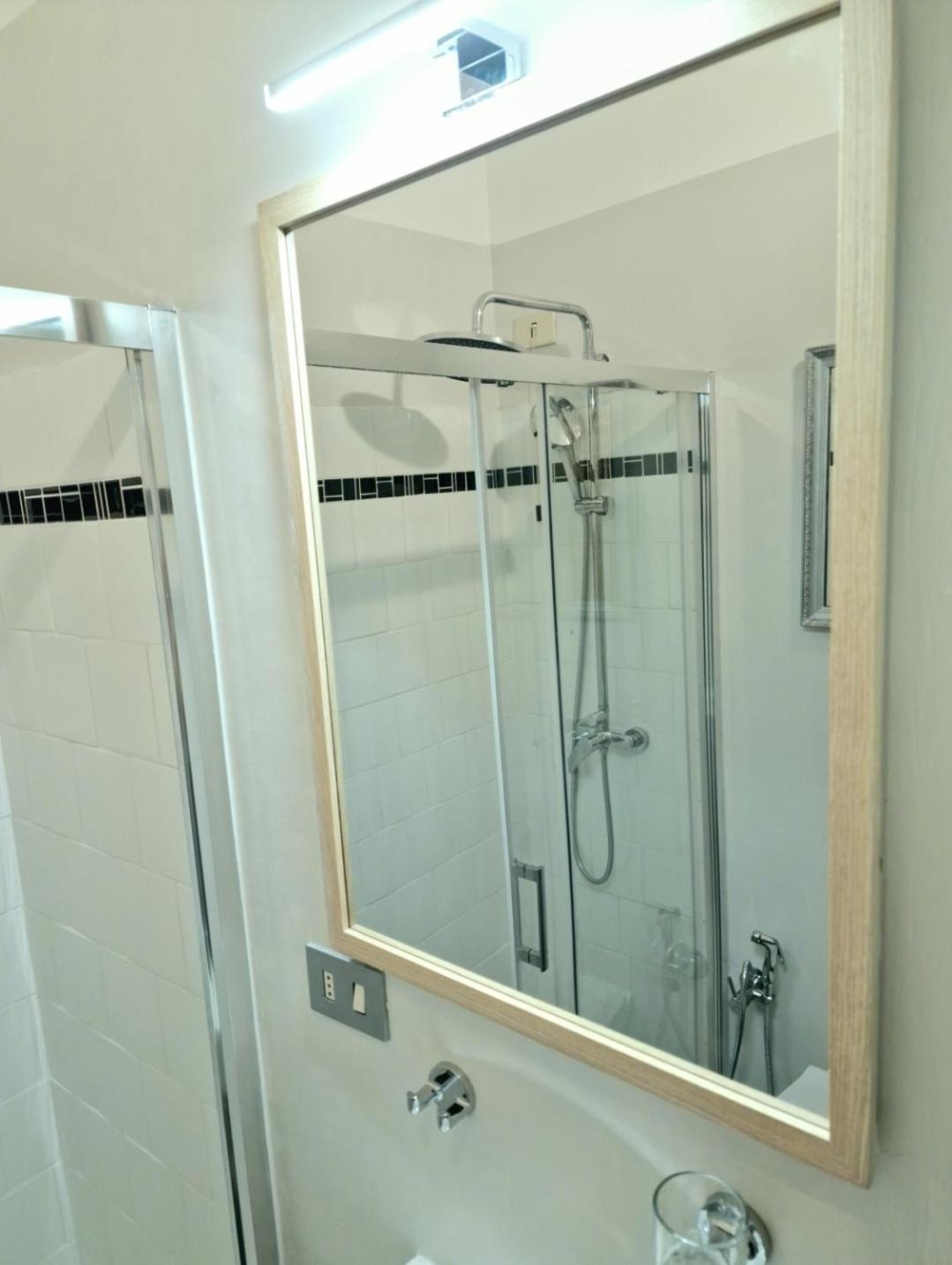 Ampia stanza con bagno privato e zona pranzo