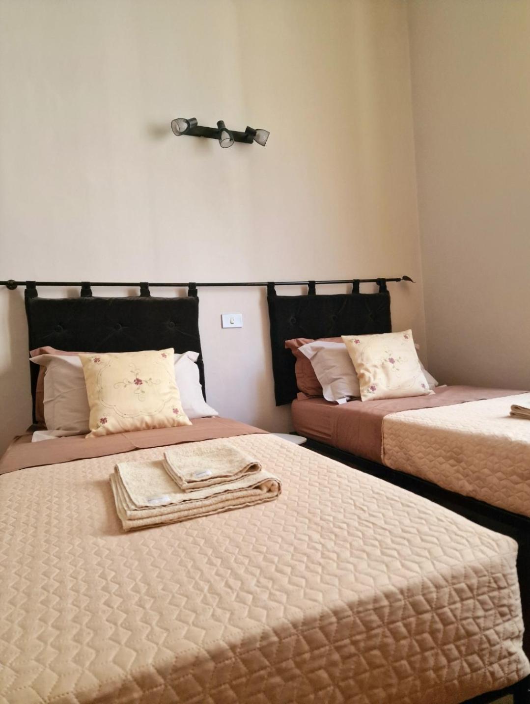Ampia stanza con bagno privato e zona pranzo