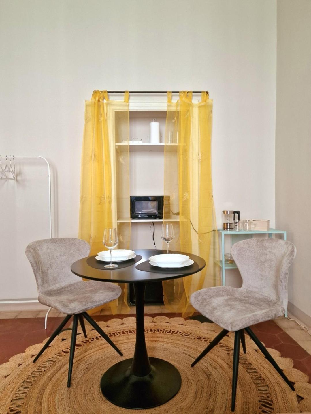 Ampia stanza con bagno privato e zona pranzo