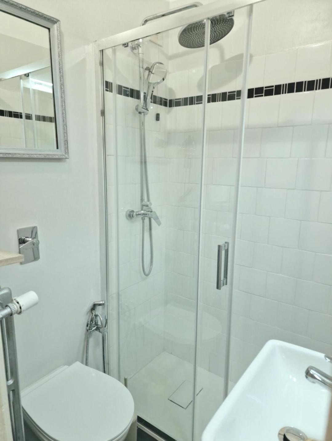 Ampia stanza con bagno privato e zona pranzo