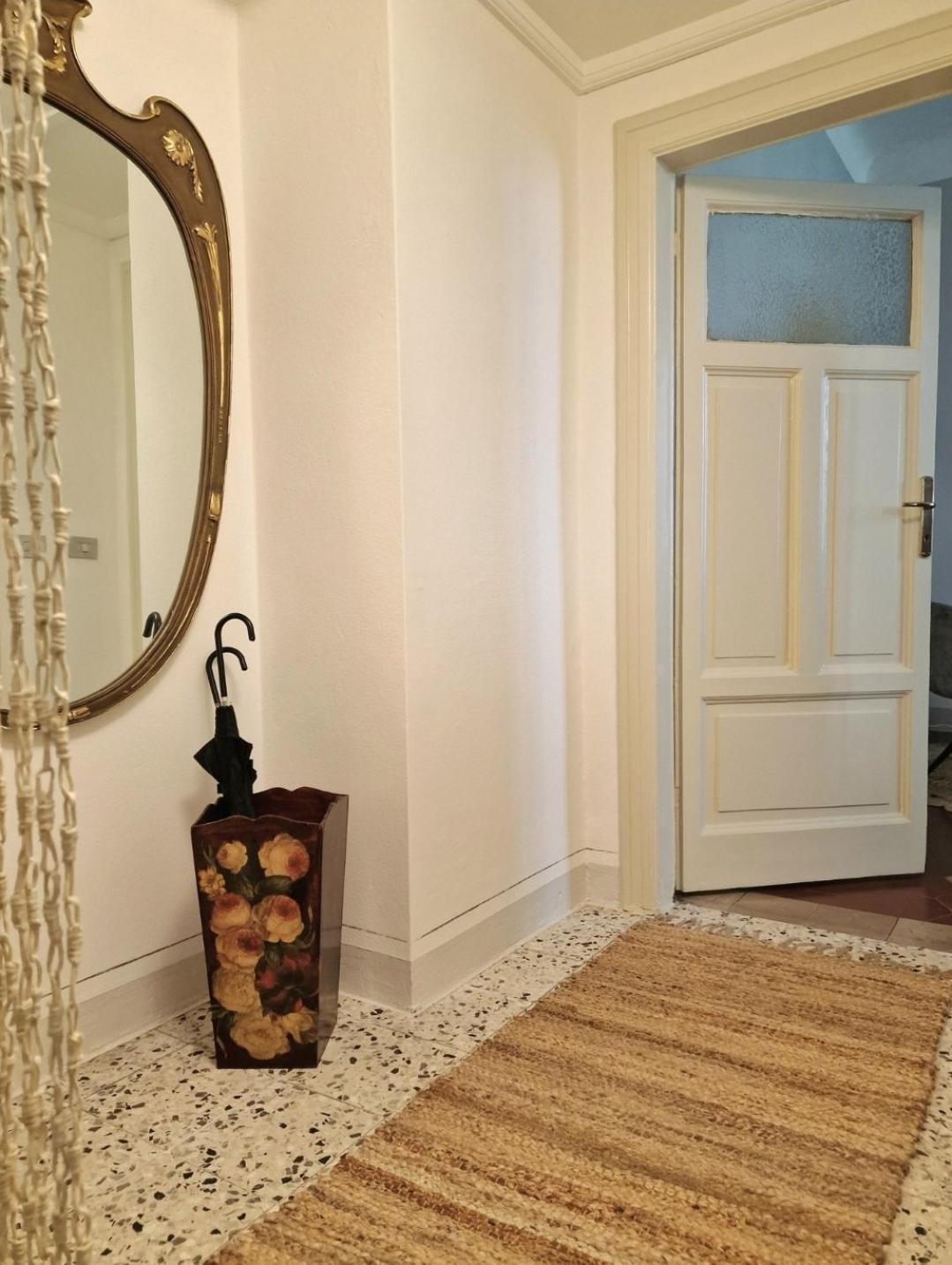 Ampia stanza con bagno privato e zona pranzo