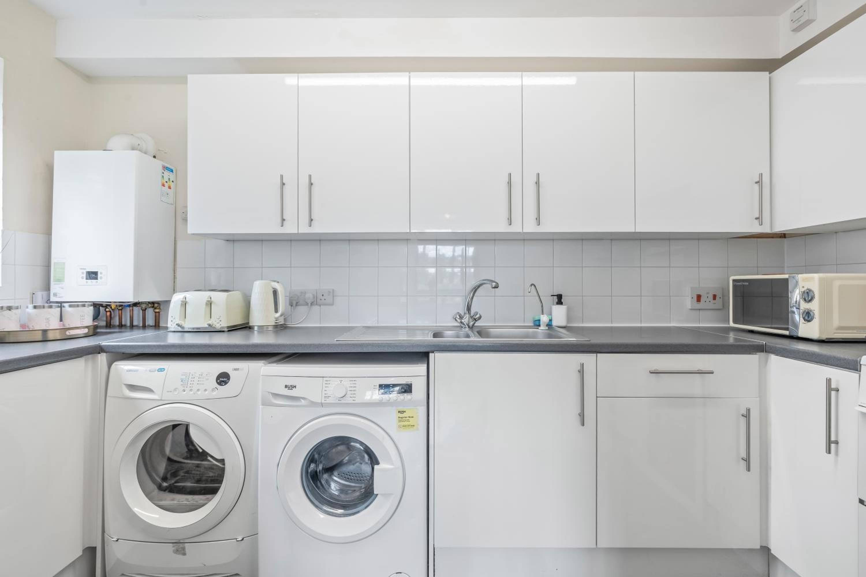 Spacious 2 Bed Flat Croydon Parking