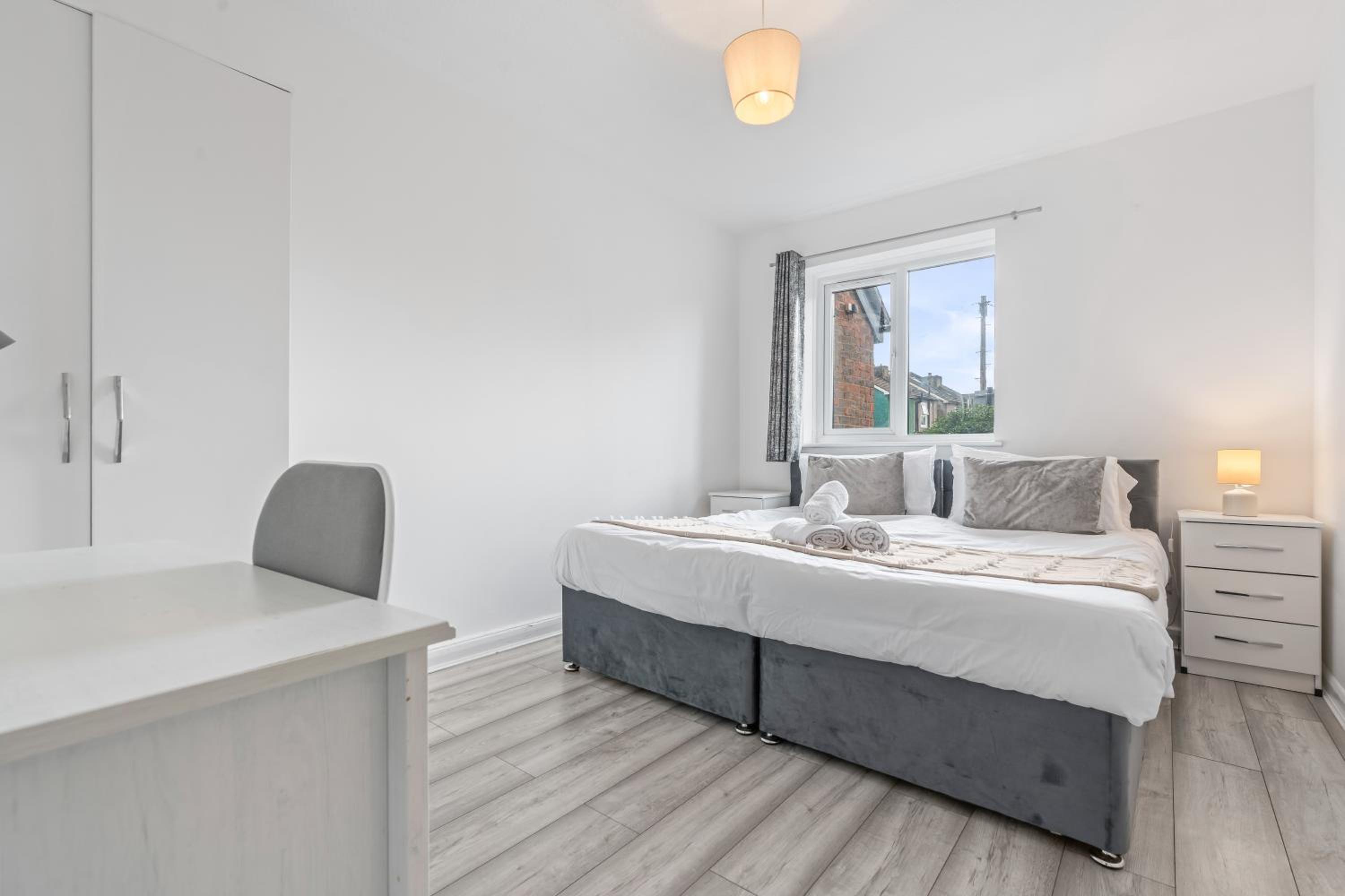 Spacious 2 Bed Flat Croydon Parking