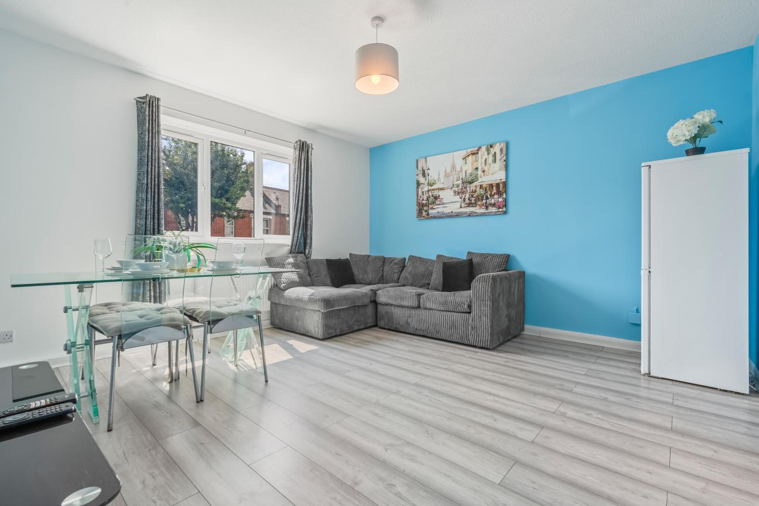 Spacious 2 Bed Flat Croydon Parking
