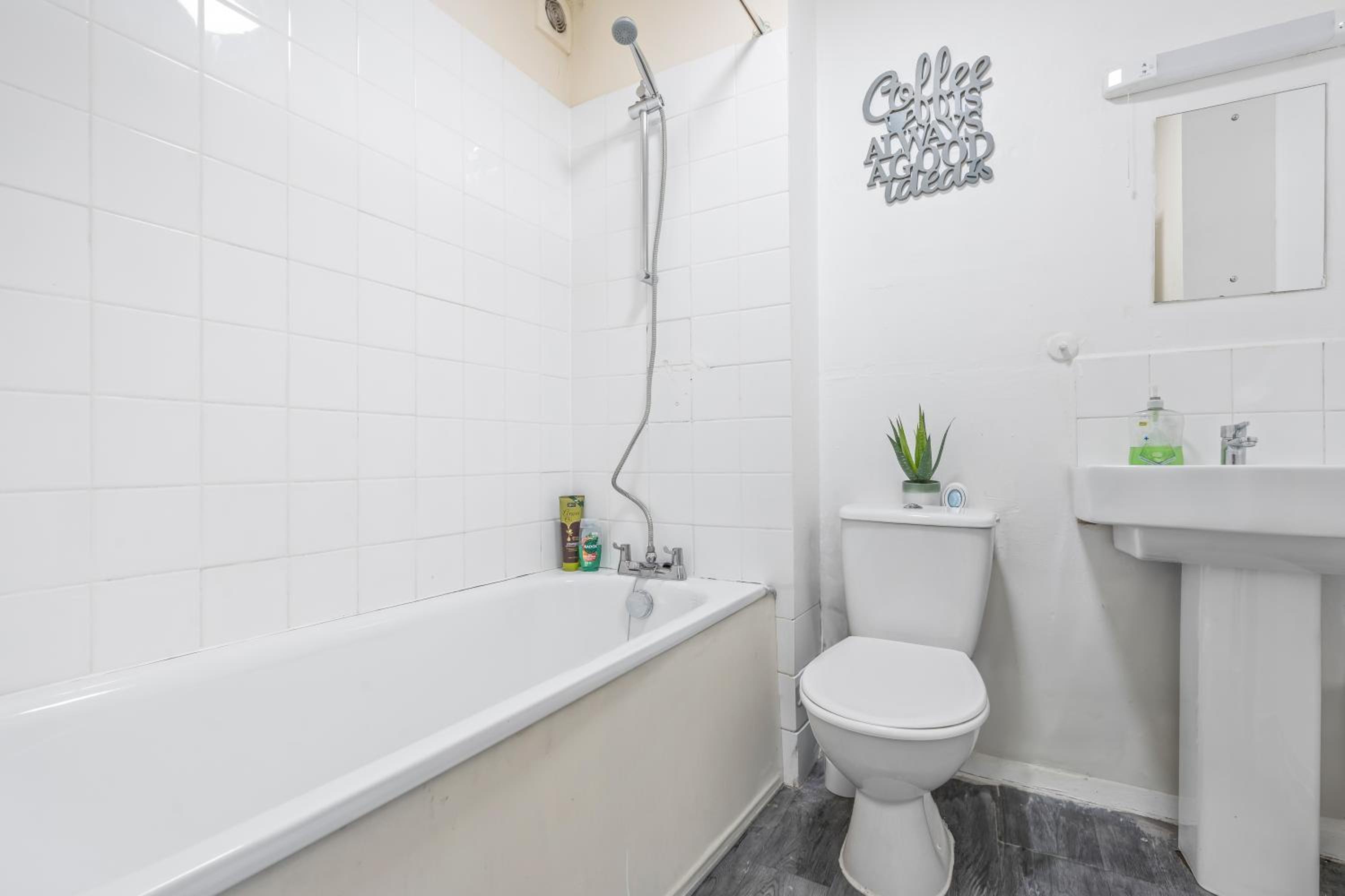 Spacious 2 Bed Flat Croydon Parking