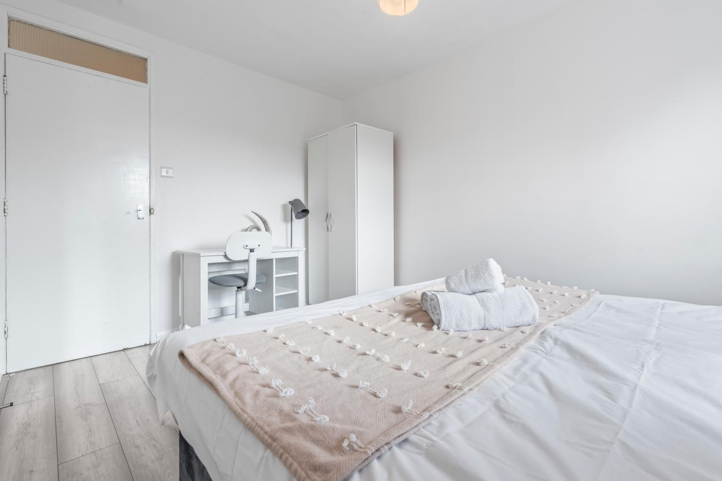 Spacious 2 Bed Flat Croydon Parking