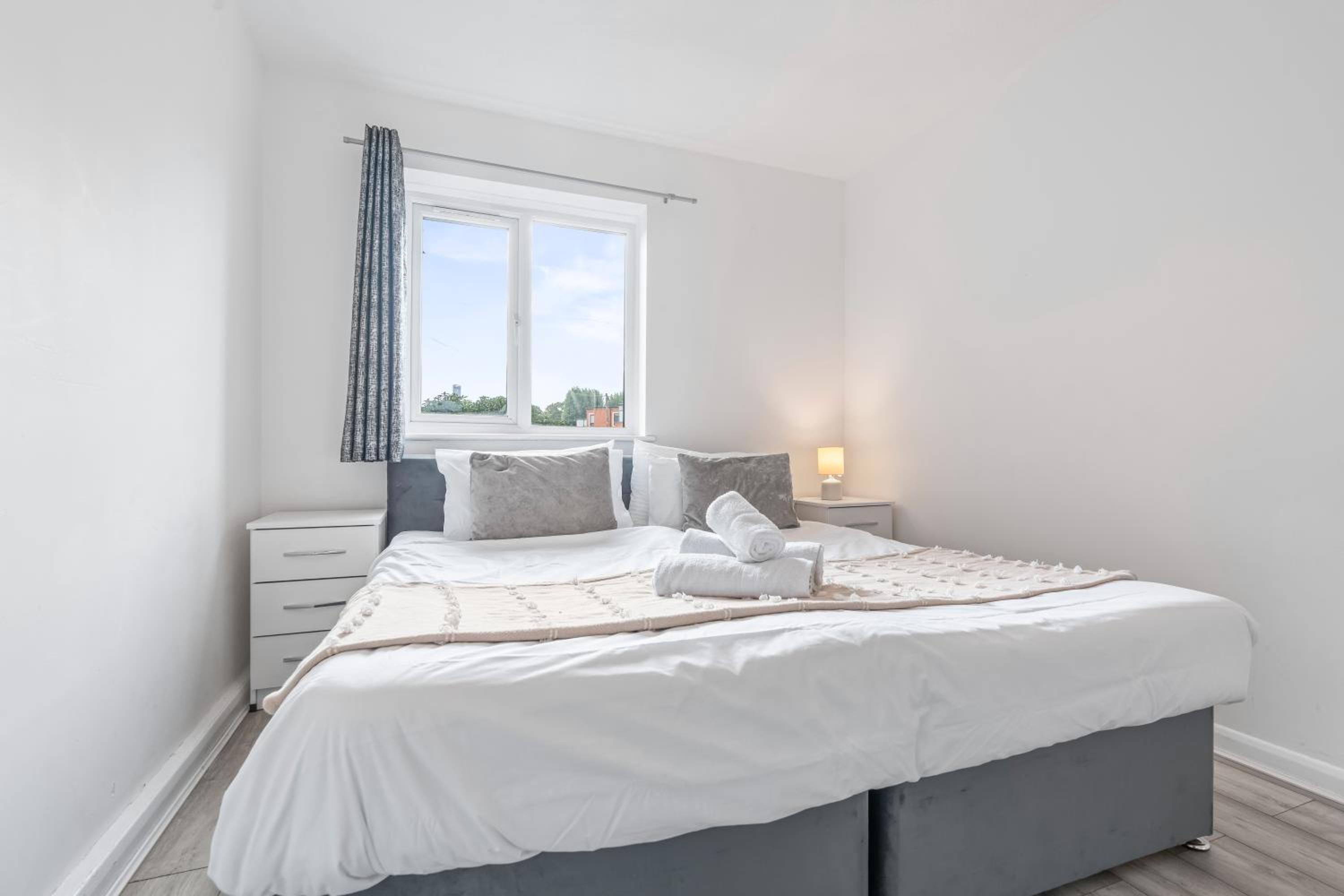 Spacious 2 Bed Flat Croydon Parking