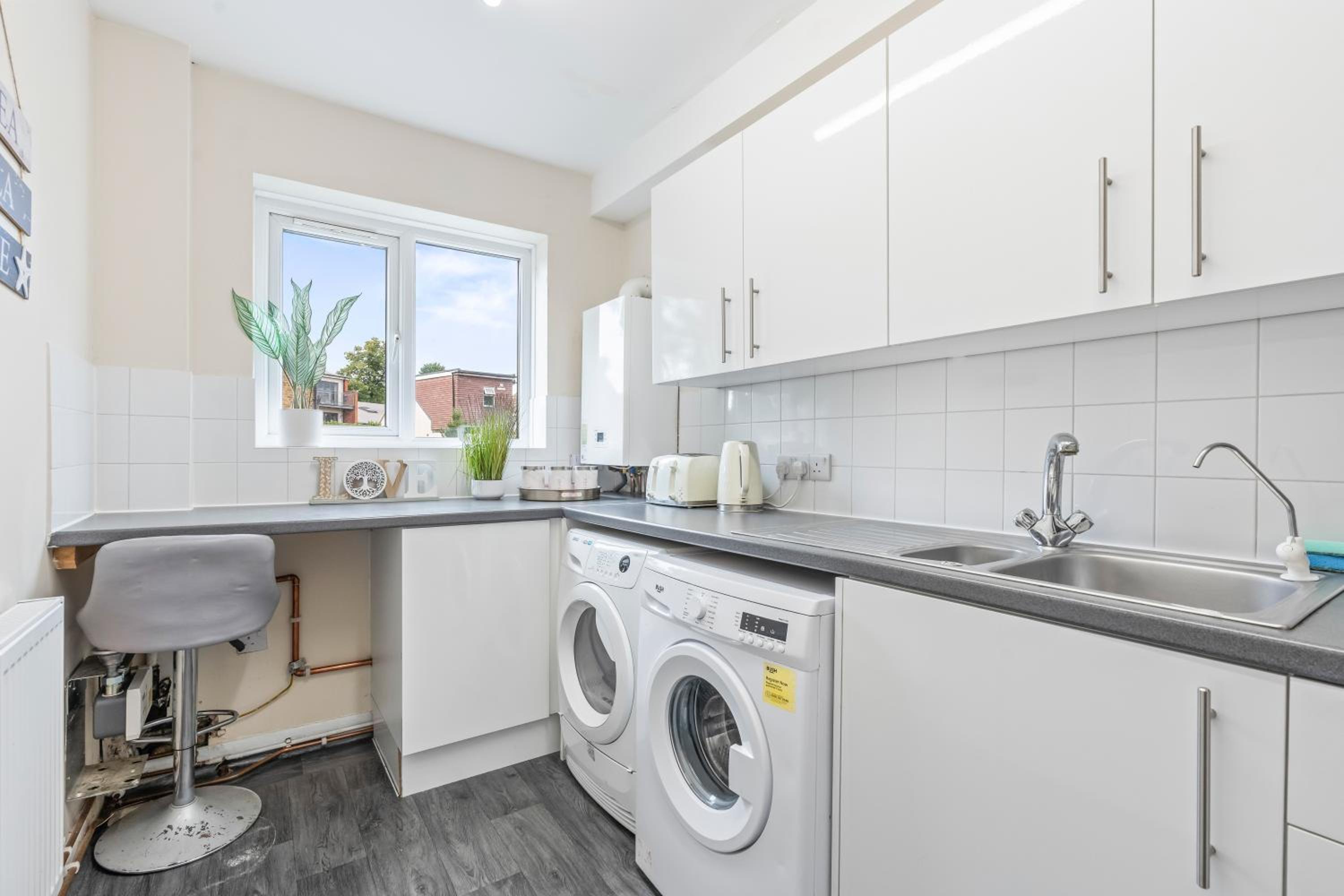 Spacious 2 Bed Flat Croydon Parking