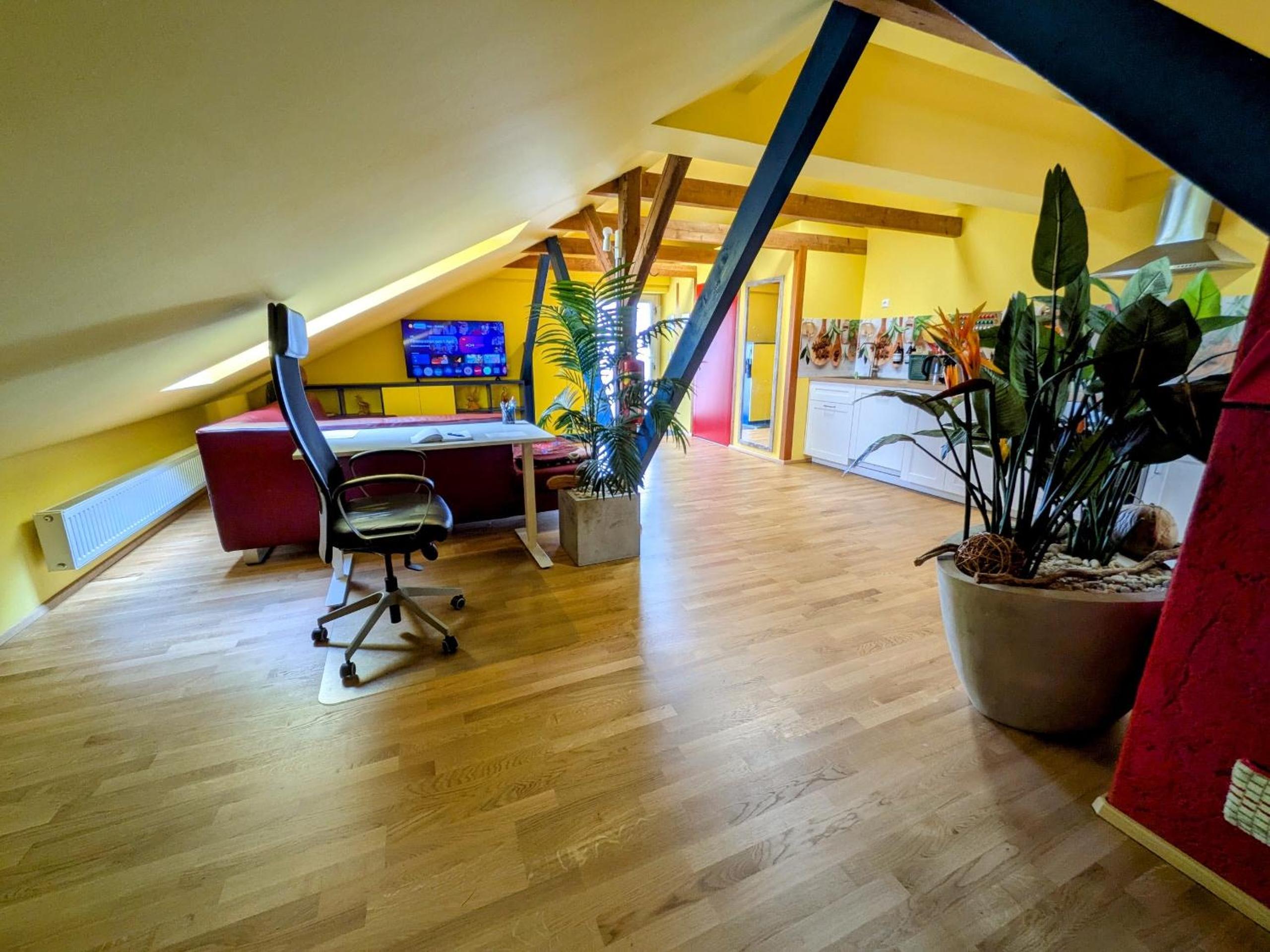 Anton's bunte Welt (100 m², Parkplatz, Garten und viel mehr)