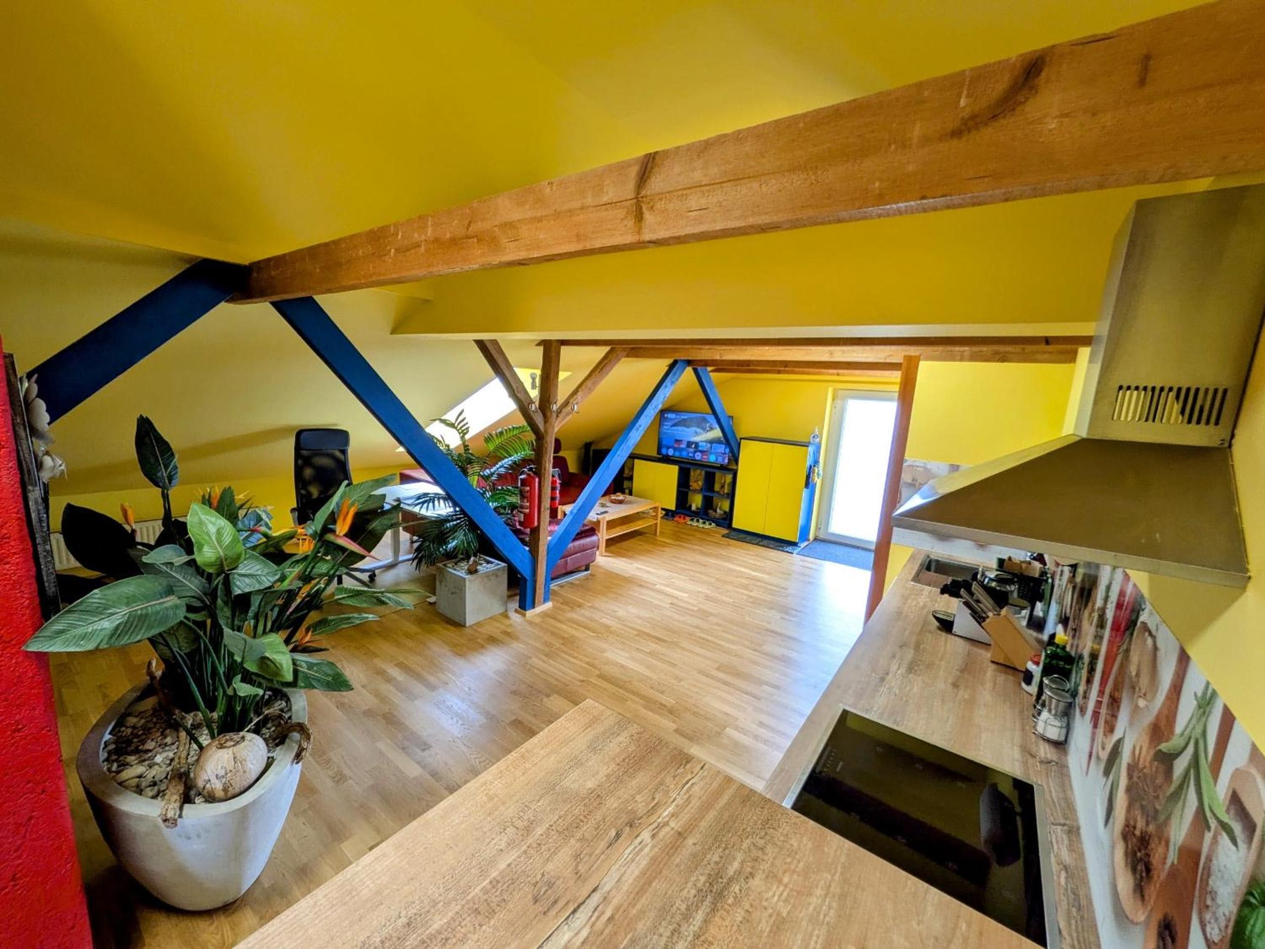 Anton's bunte Welt (100 m², Parkplatz, Garten und viel mehr)