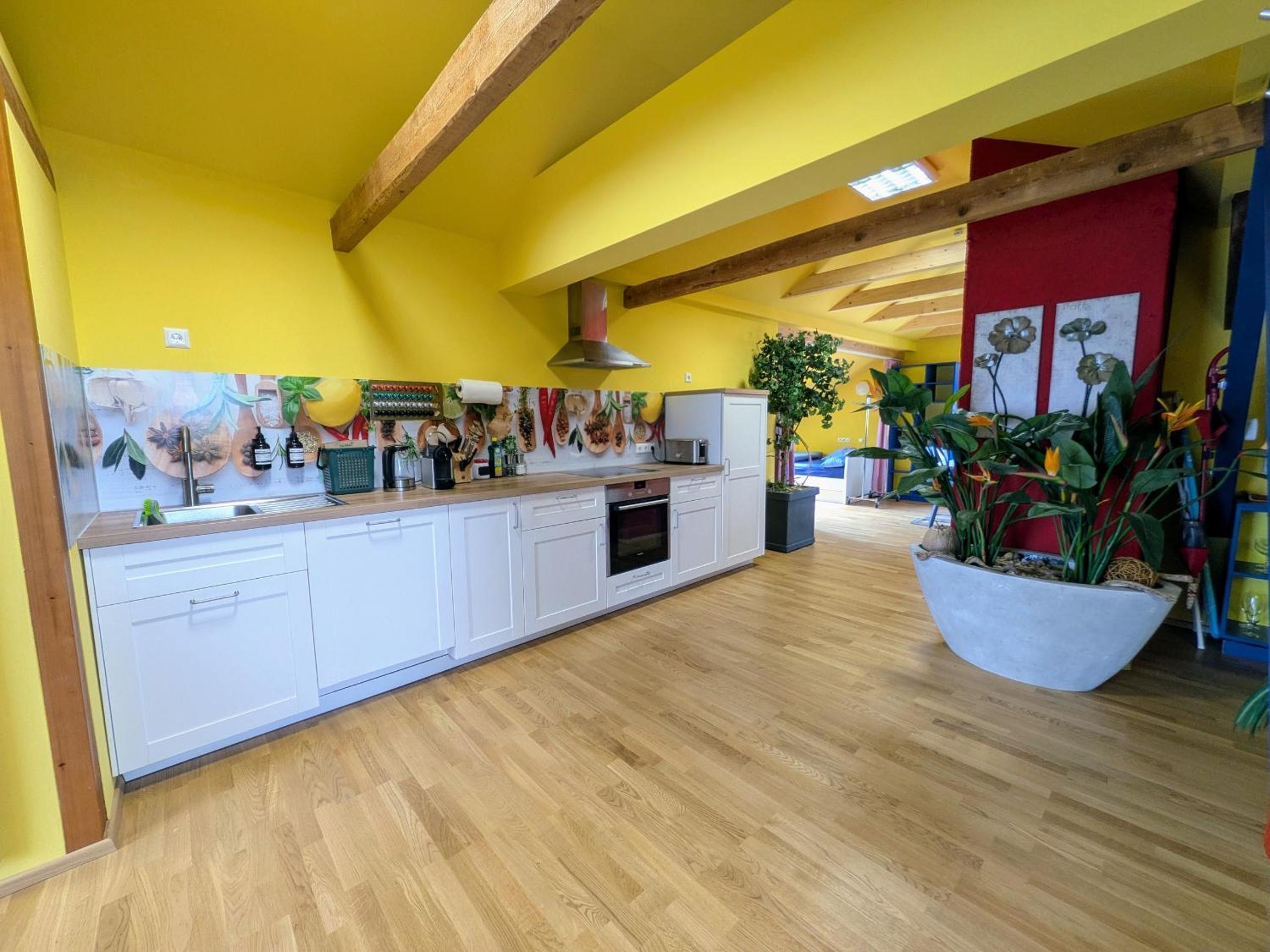 Anton's bunte Welt (100 m², Parkplatz, Garten und viel mehr)
