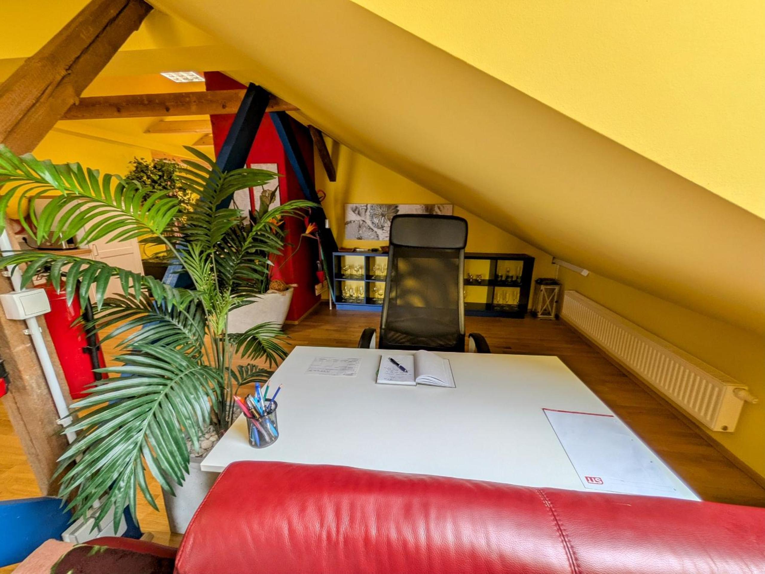 Anton's bunte Welt (100 m², Parkplatz, Garten und viel mehr)
