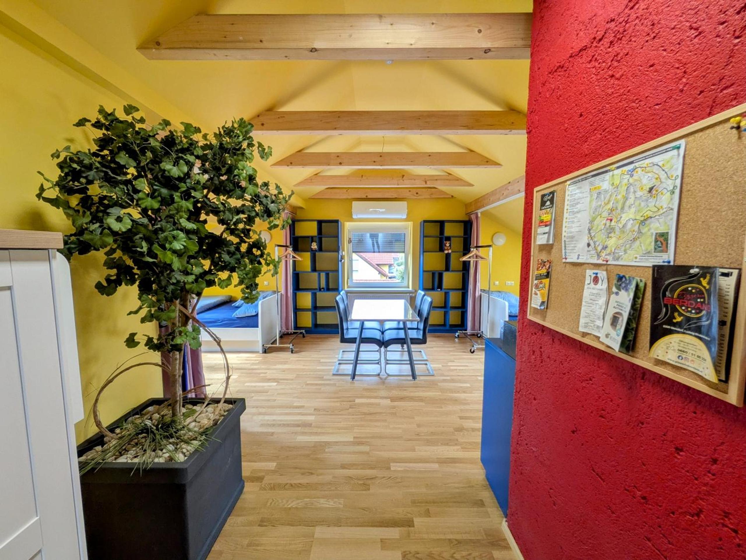 Anton's bunte Welt (100 m², Parkplatz, Garten und viel mehr)