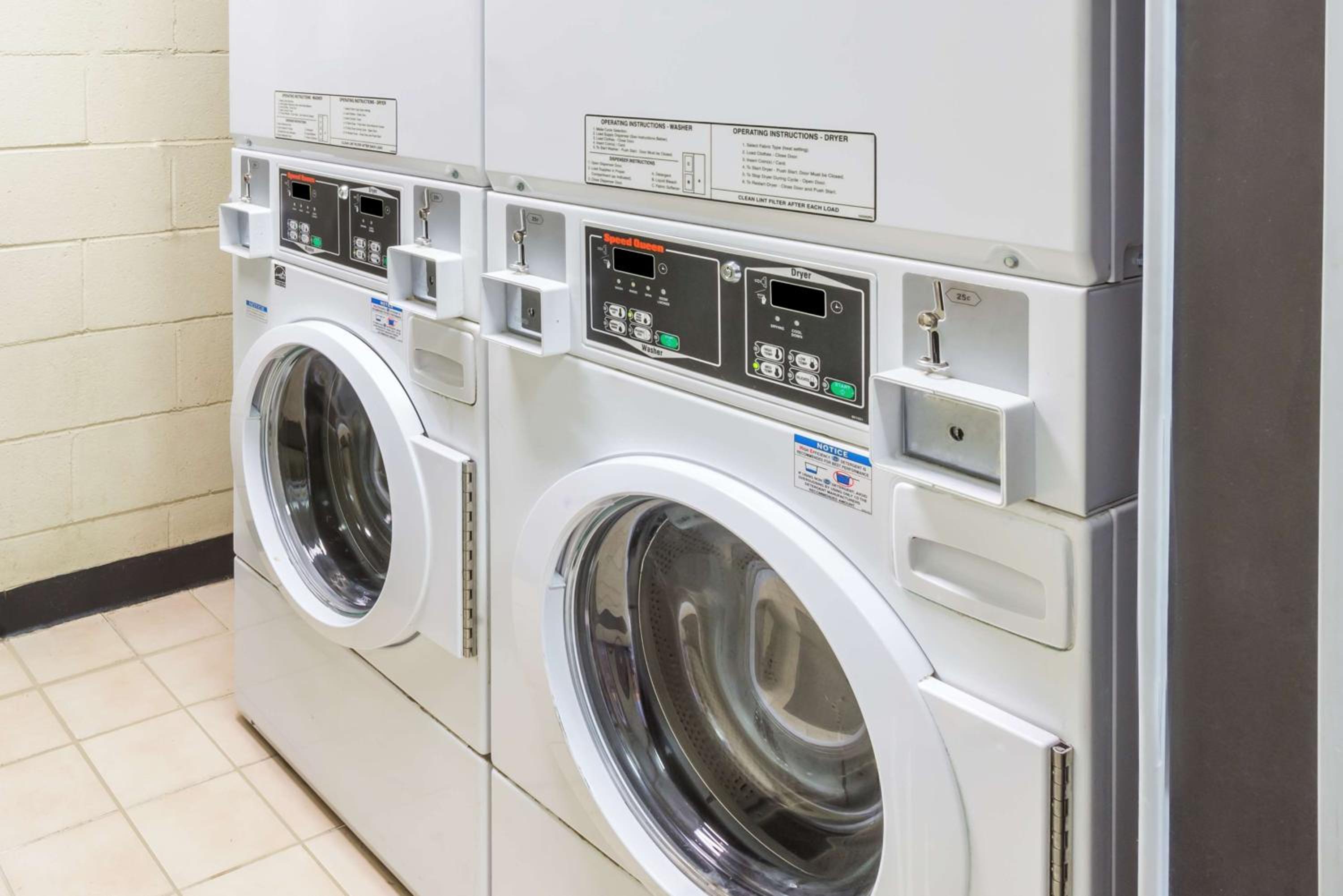 Days Inn by Wyndham Pittsburgh-Harmarville - Property Image 2