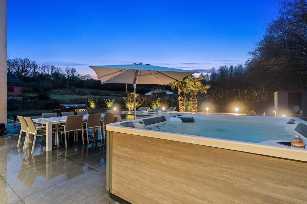 Villa Baloo avec piscine et jacuzzi