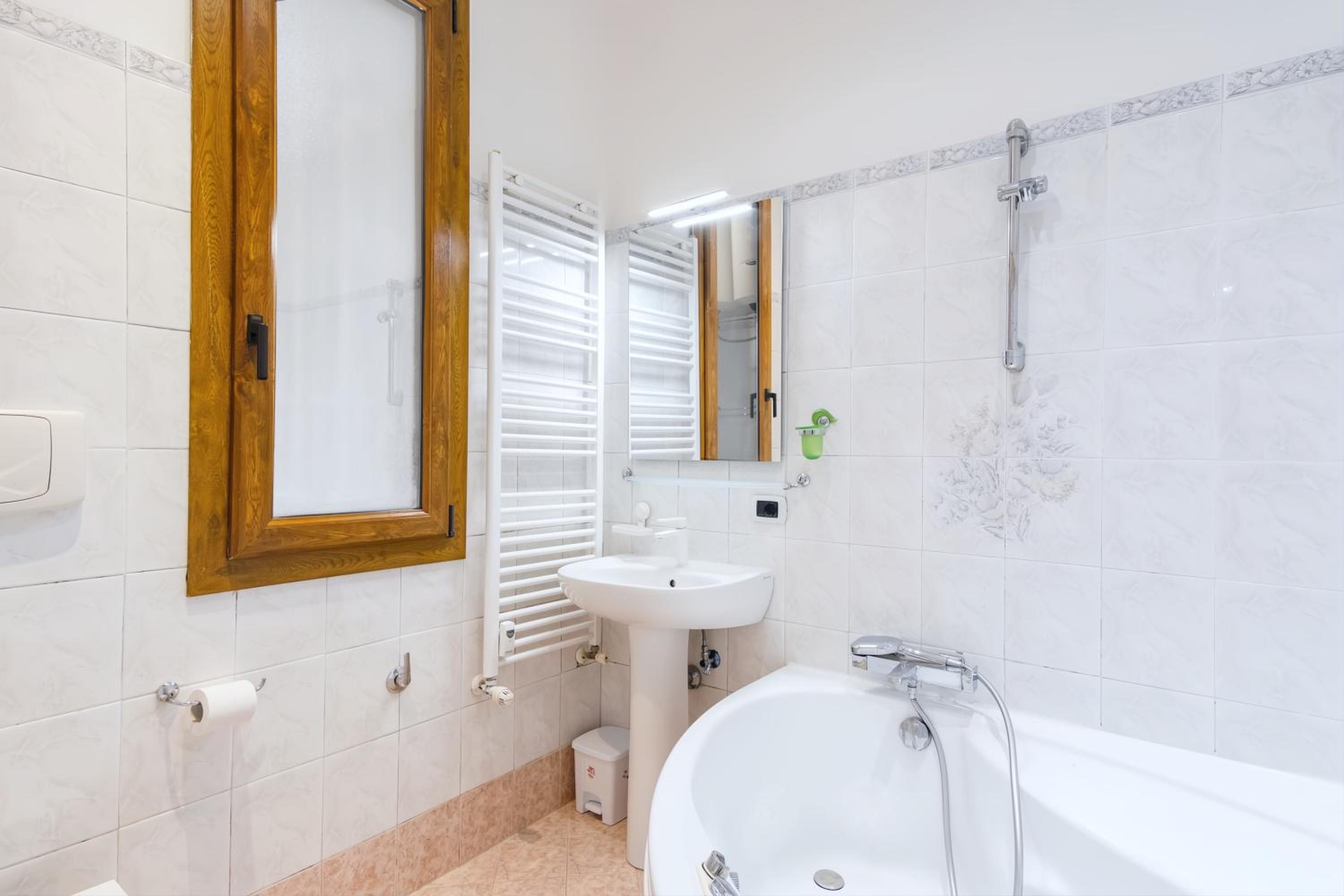 Elegantis San Giovanni Suite - Chic Apartment with Bathtub Near Historic Center, Metro & Tram Nearby