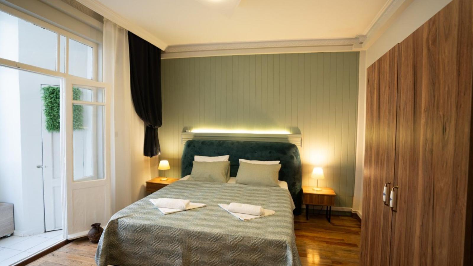 Taksim Green Flat Back