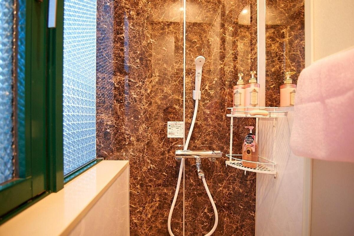 White House - 新宿 1 站地 - 新大久保站 6 Min - 歌舞伎町 4 Min