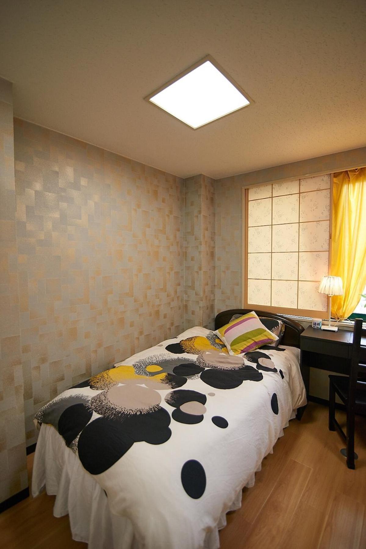 White House - 新宿 1 站地 - 新大久保站 6 Min - 歌舞伎町 4 Min