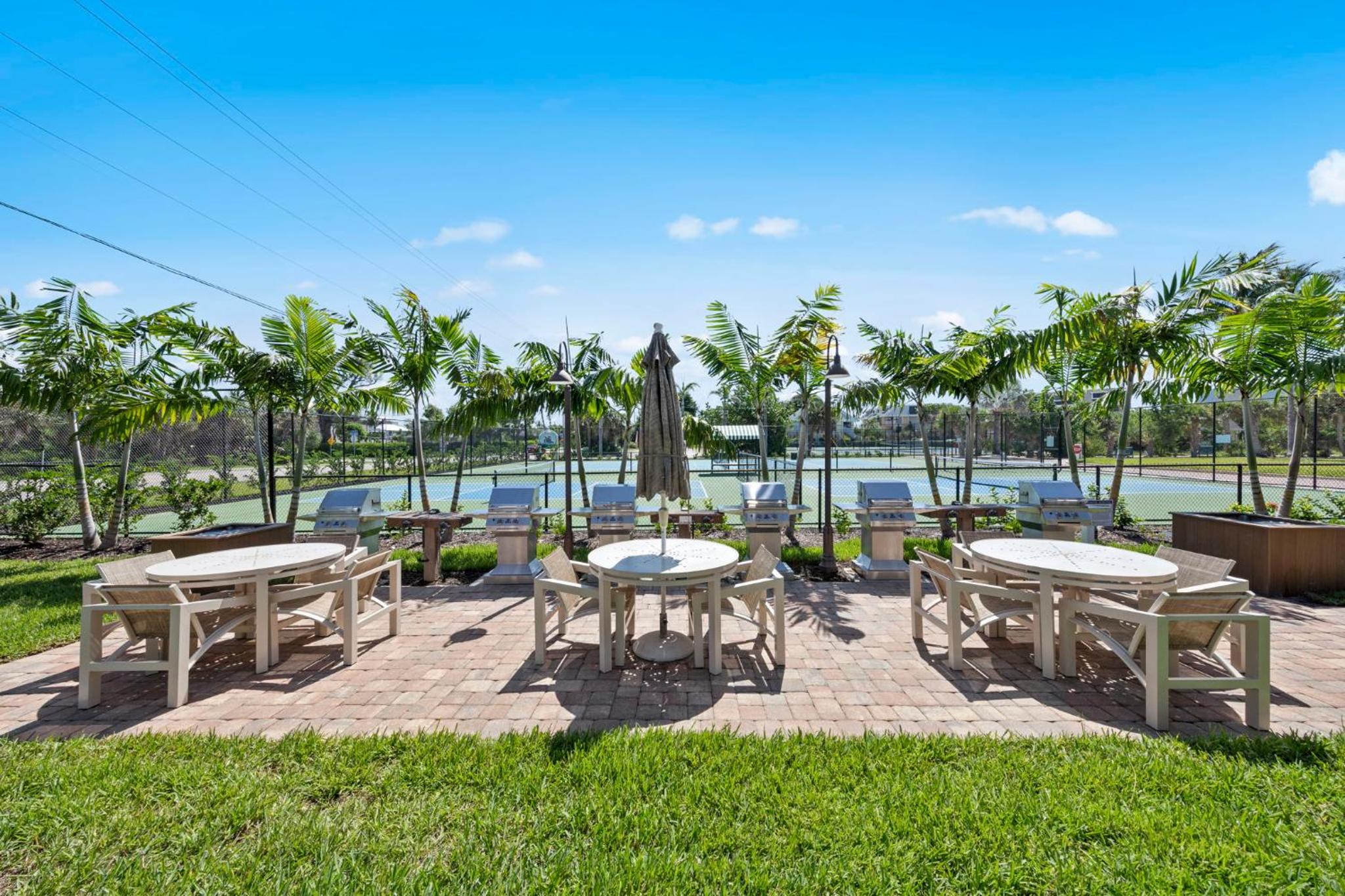 Beachfront with Pool Bikes Loggerhead 472