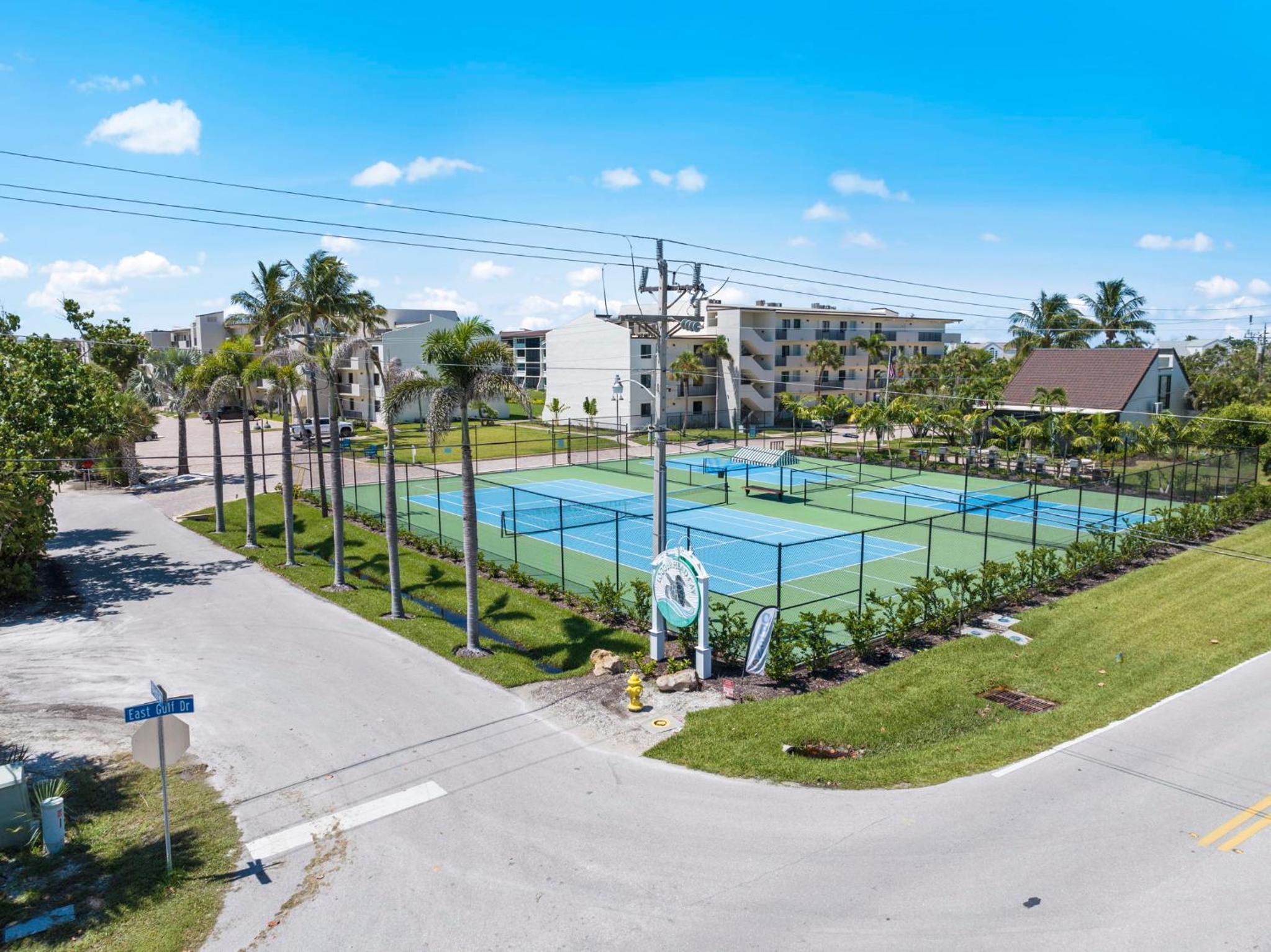 Beachfront with Pool Bikes Loggerhead 472