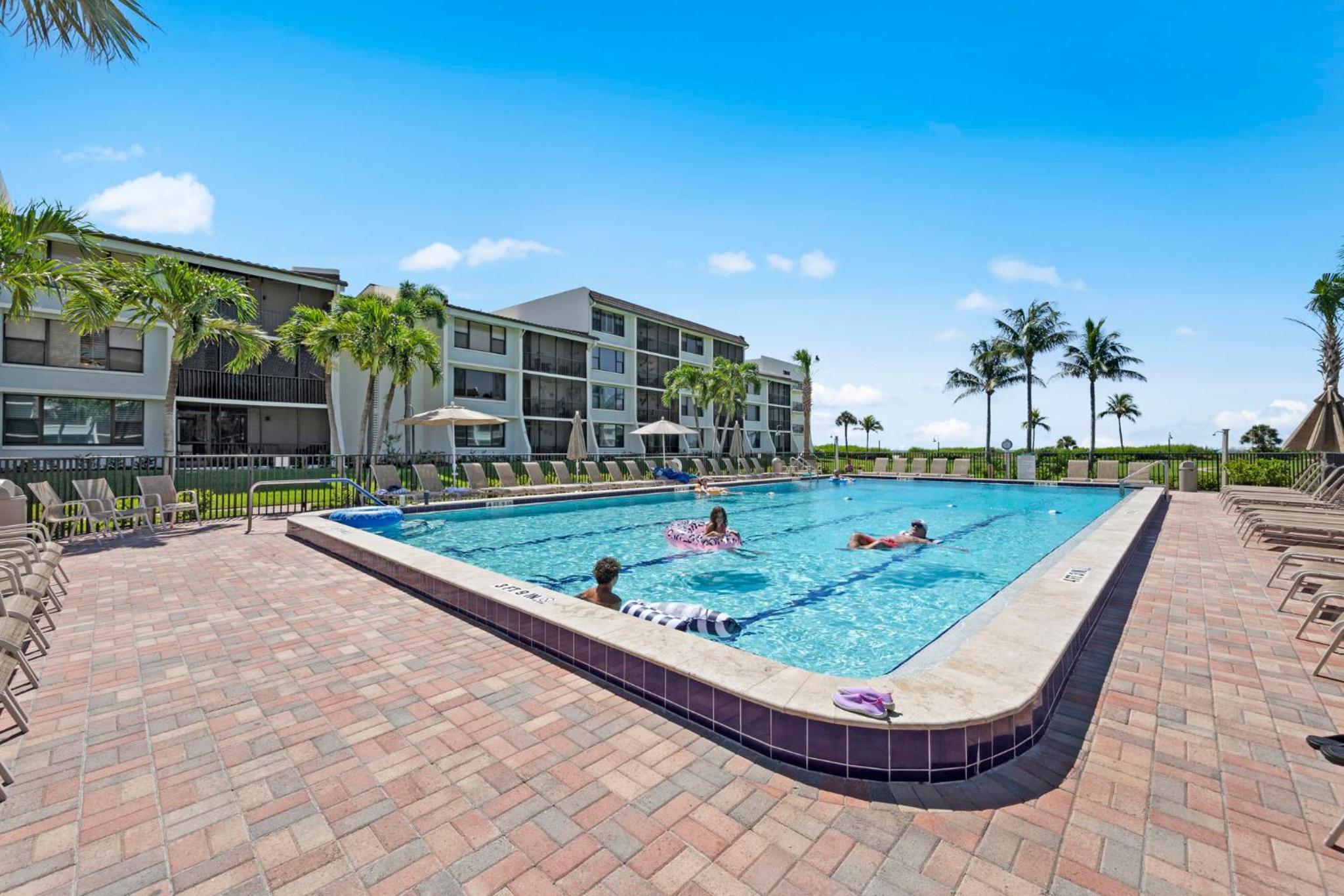 Beachfront with Pool Bikes Loggerhead 472