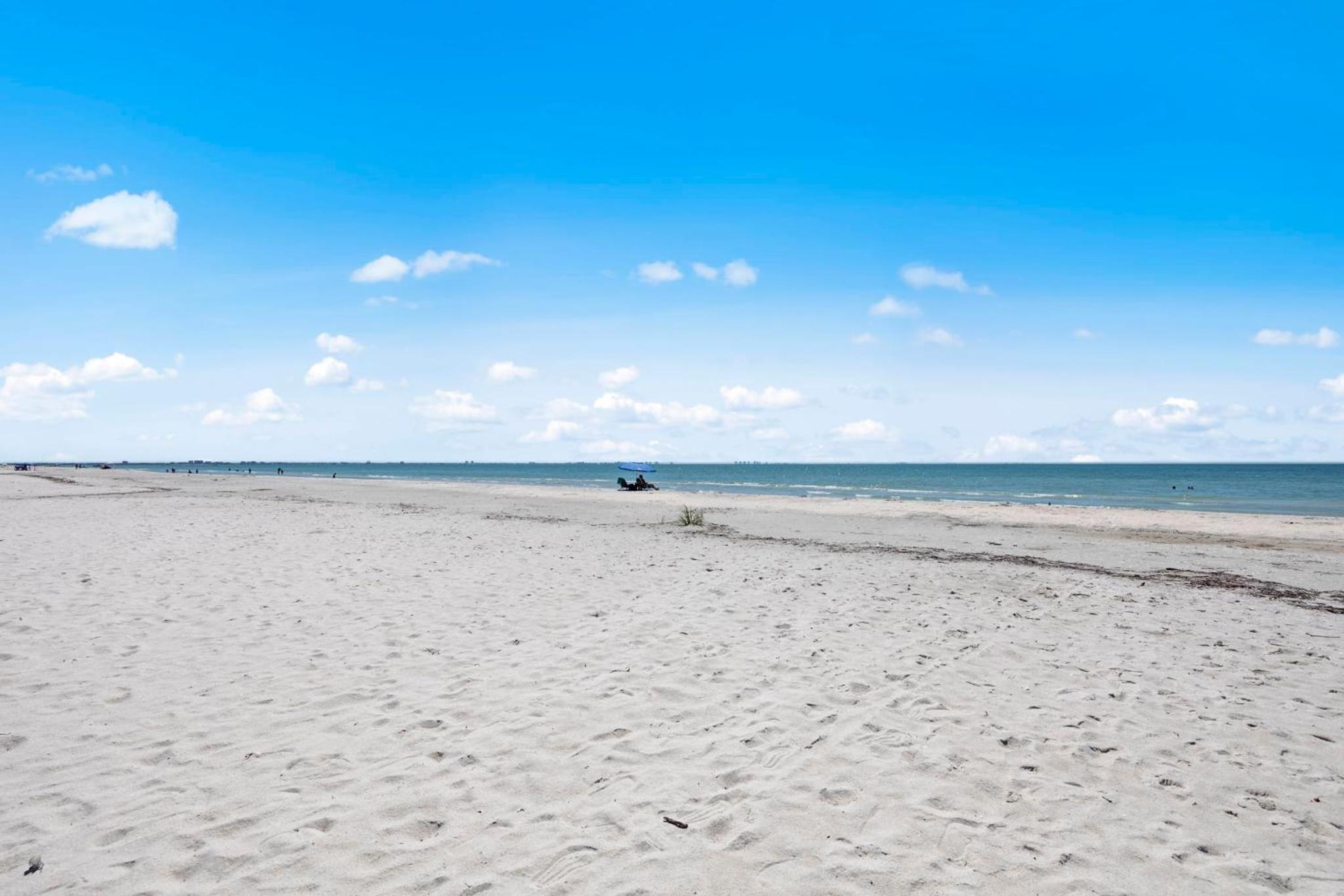 Beachfront with Pool Bikes Loggerhead 472
