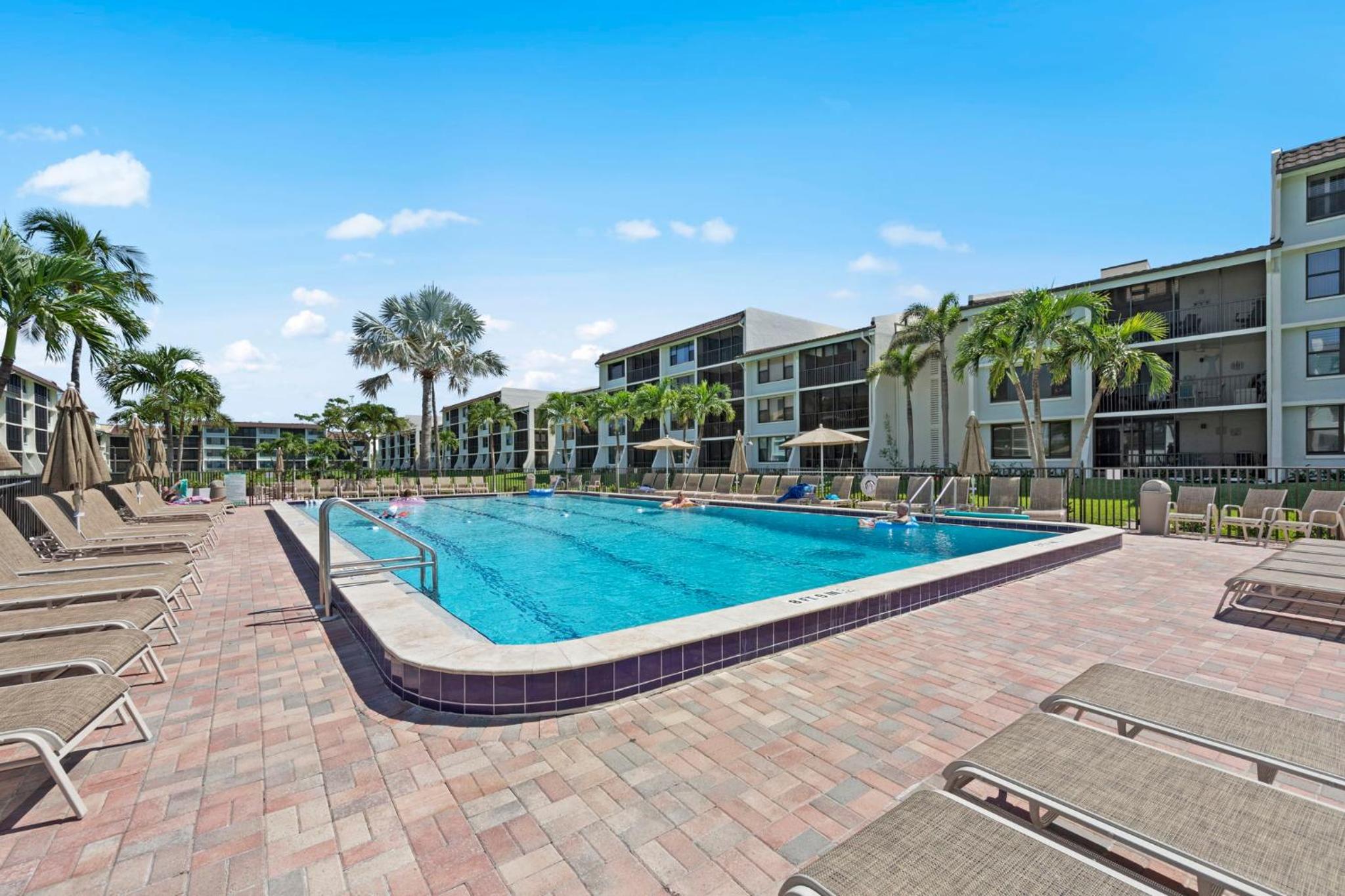 Beachfront with Pool Bikes Loggerhead 472