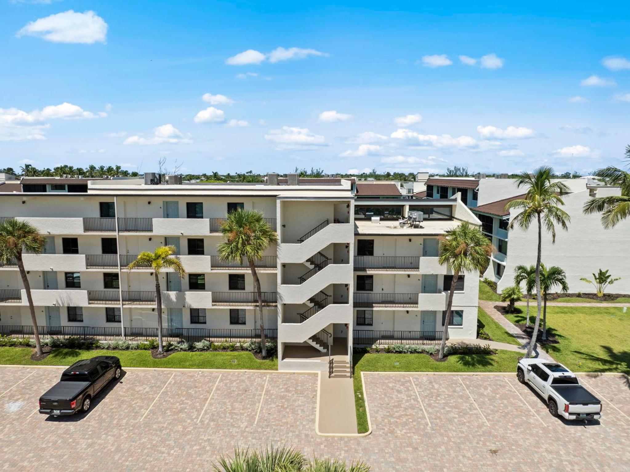 Beachfront with Pool Bikes Loggerhead 472
