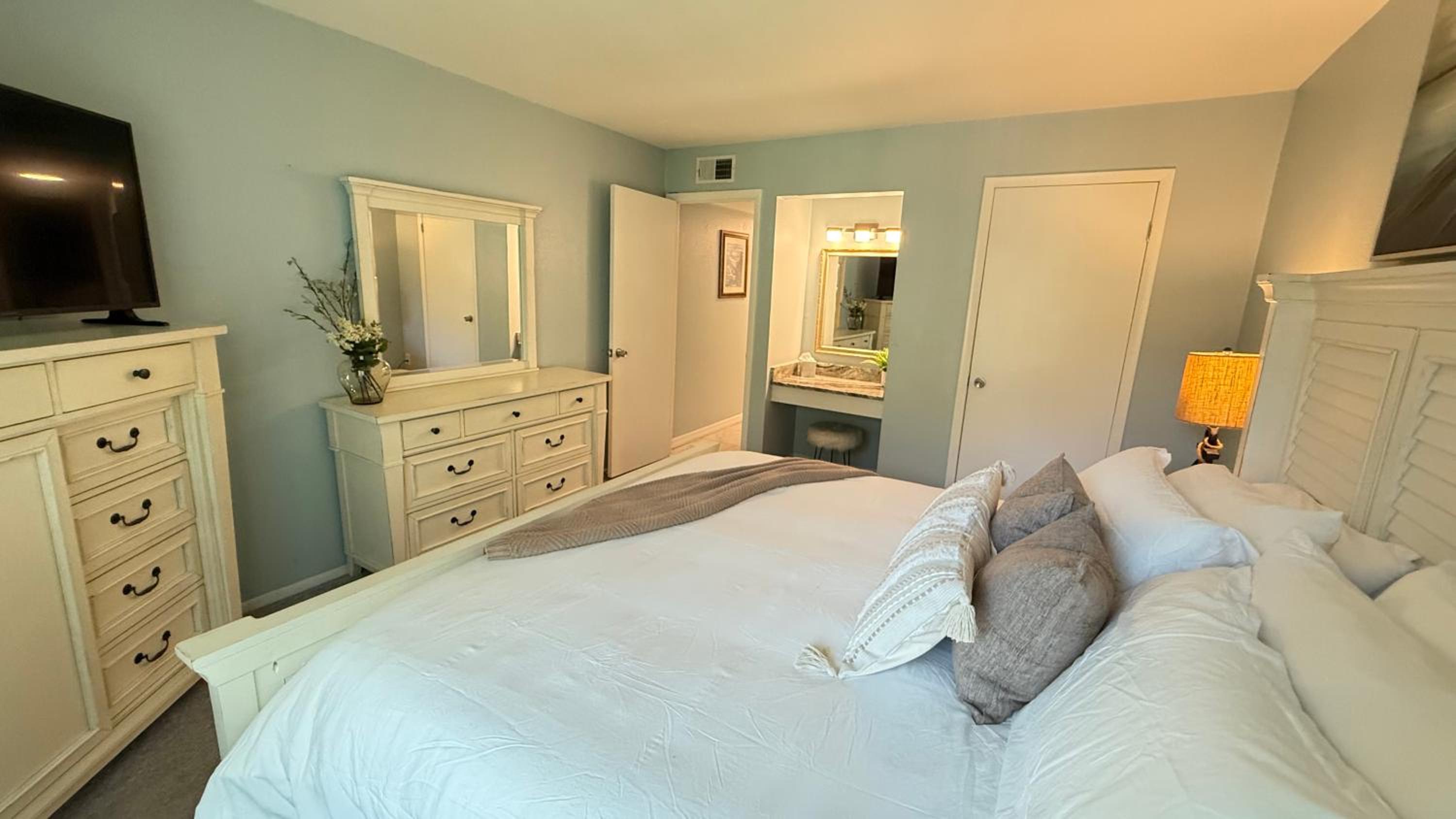 Waterfront Resort Condo w Beach, photo 7