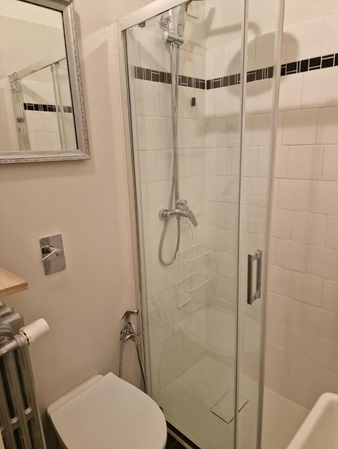 Ampia stanza con bagno privato e zona pranzo