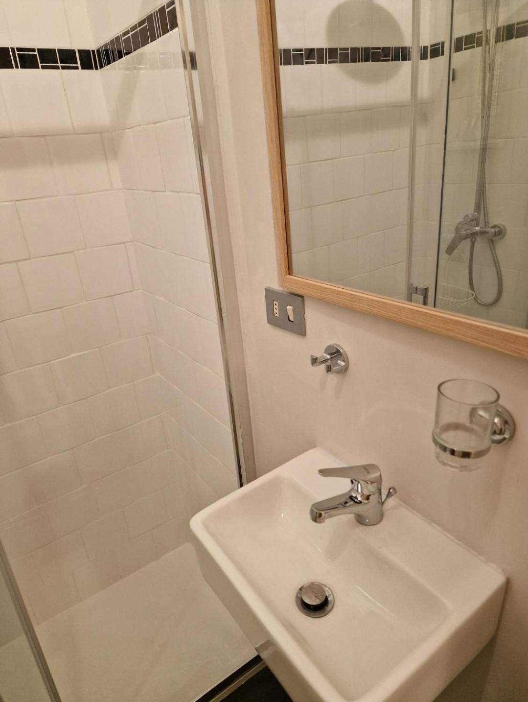 Ampia stanza con bagno privato e zona pranzo