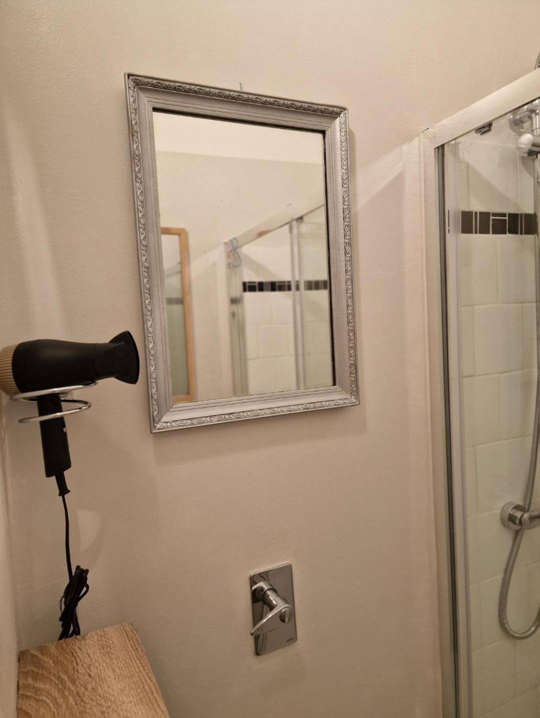 Ampia stanza con bagno privato e zona pranzo