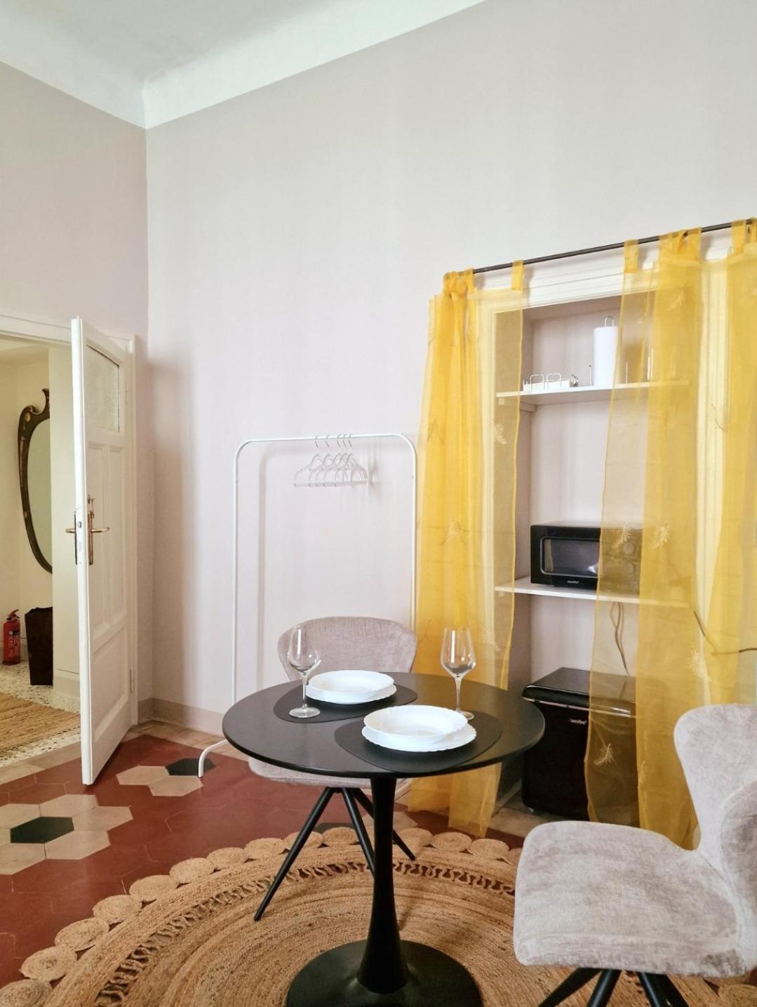 Ampia stanza con bagno privato e zona pranzo