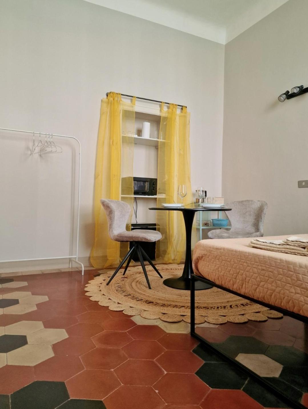 Ampia stanza con bagno privato e zona pranzo