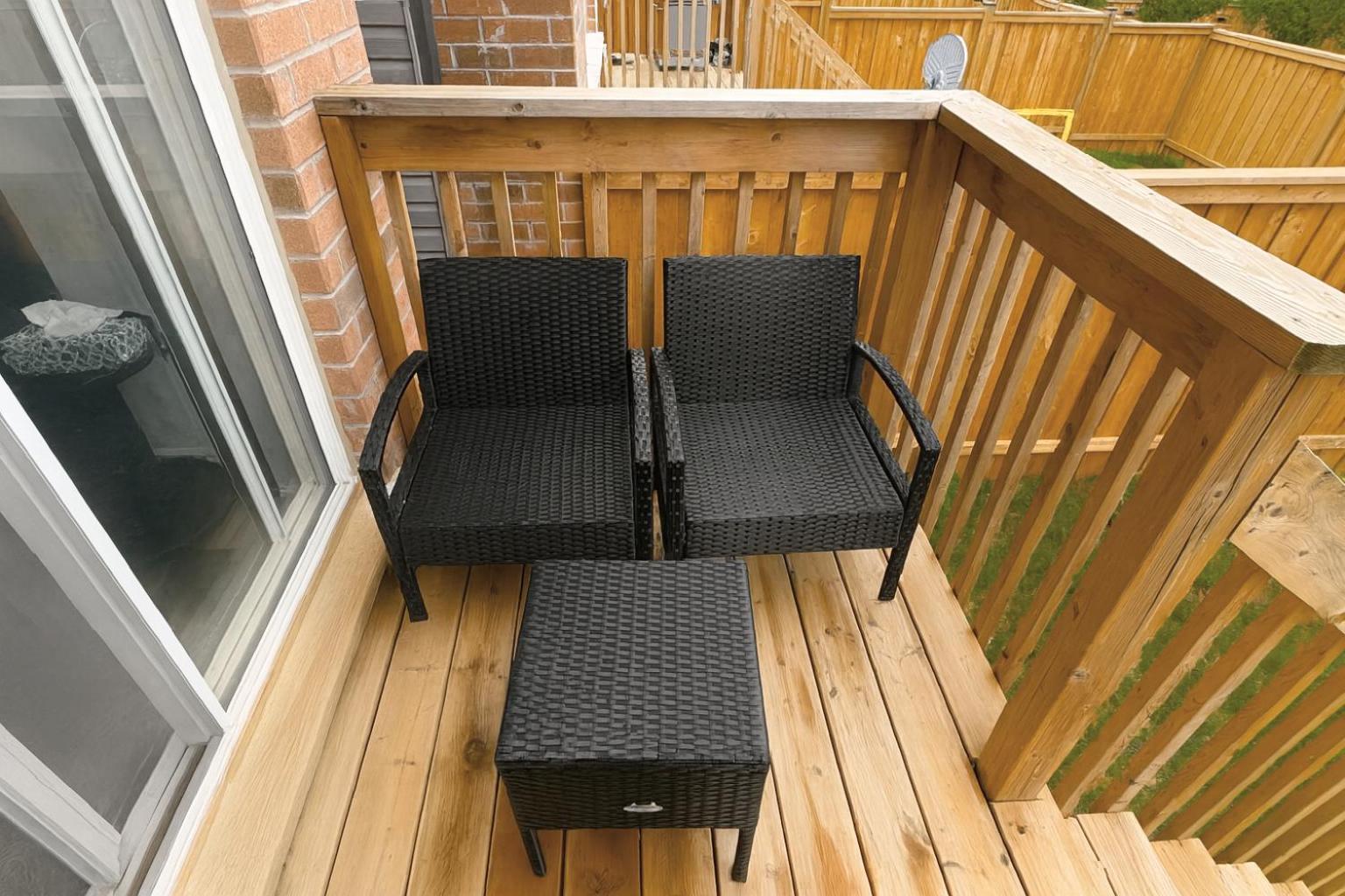 Central & Cozy 2BR Townhome with Free Parking, WiFi, Full Kitchen, Laundry, Steps to Strip Plaza & 5 Min Drive to Innisfil Beach Park! Perfect for Work Tri