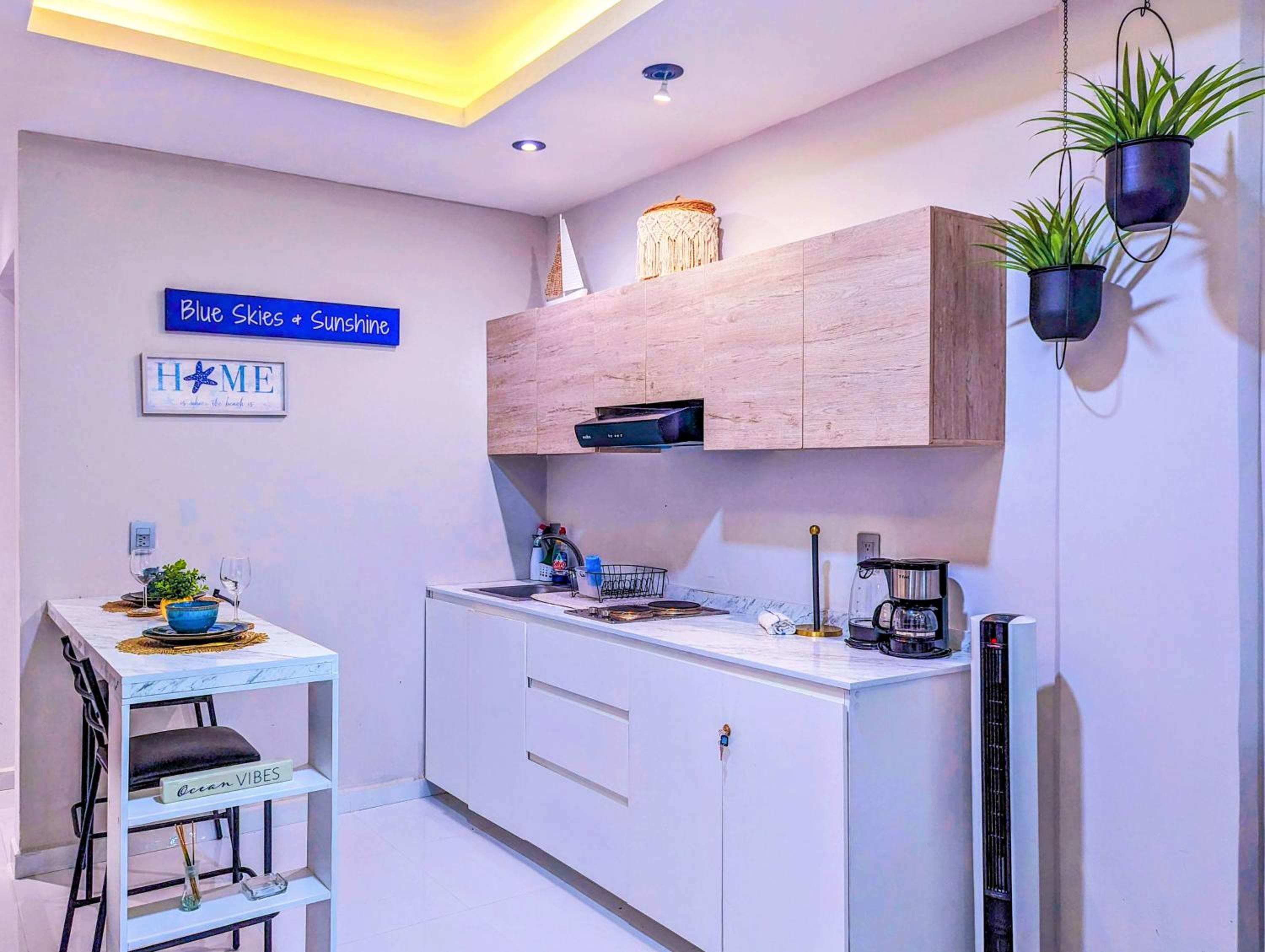 Great Value Two Private Apts Sleeps 6 Steps to Beach & 5th Ave Patio Fast WiFi AC UVA1116