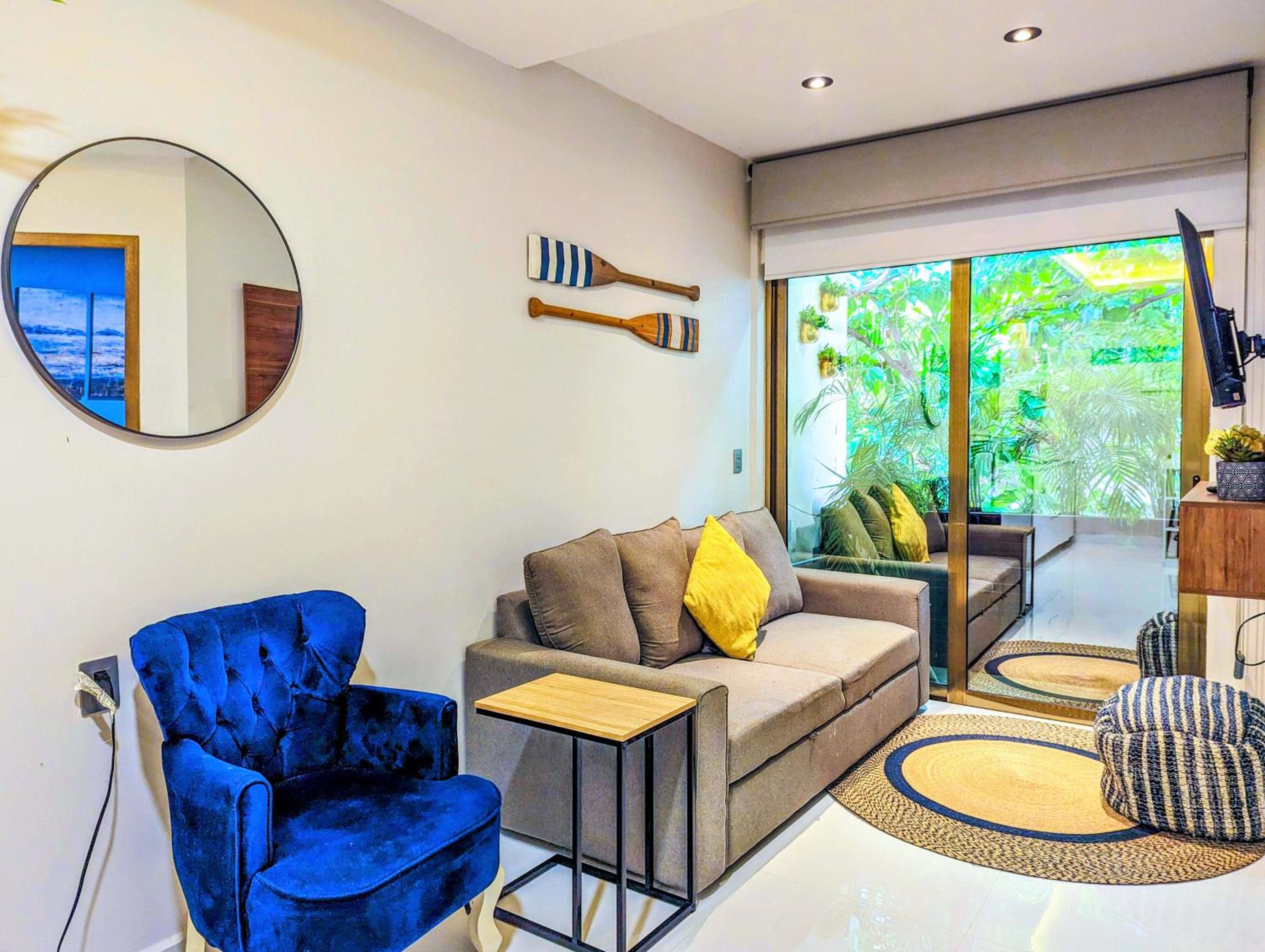 Great Value Two Private Apts Sleeps 6 Steps to Beach & 5th Ave Patio Fast WiFi AC UVA1116