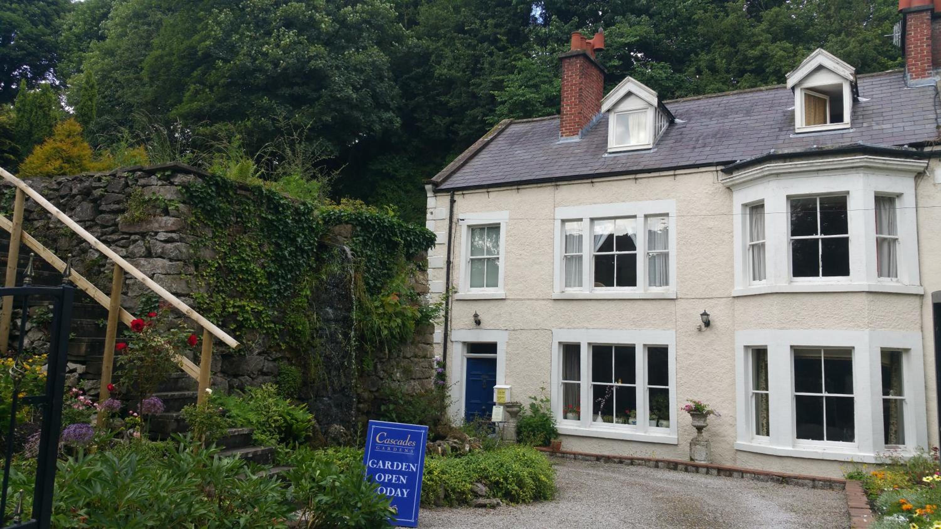 Hotel Cascades Gardens - Image 1