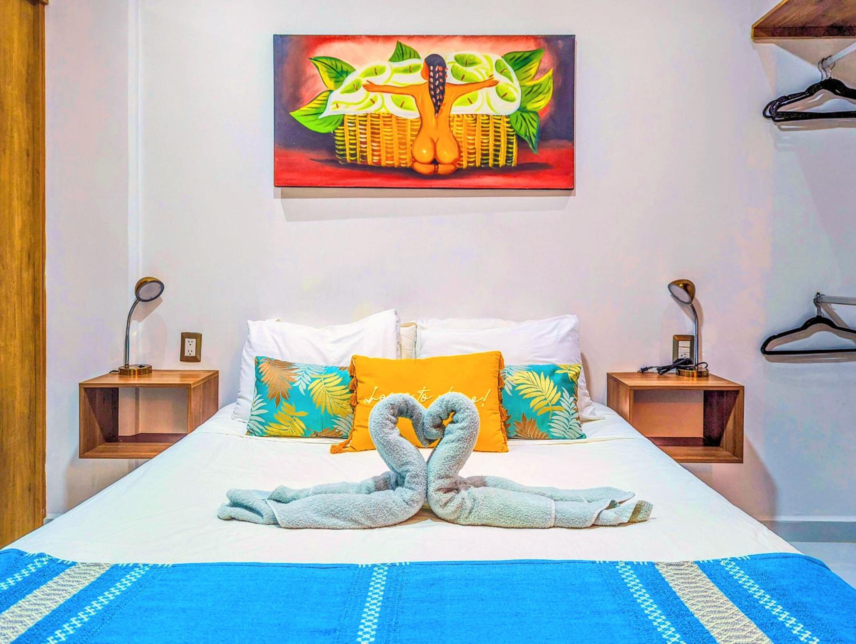 Peaceful Romantic Patio Suite 200m to Beach & 5th Ave Patio AC Fast WiFi Value Stay UVA16