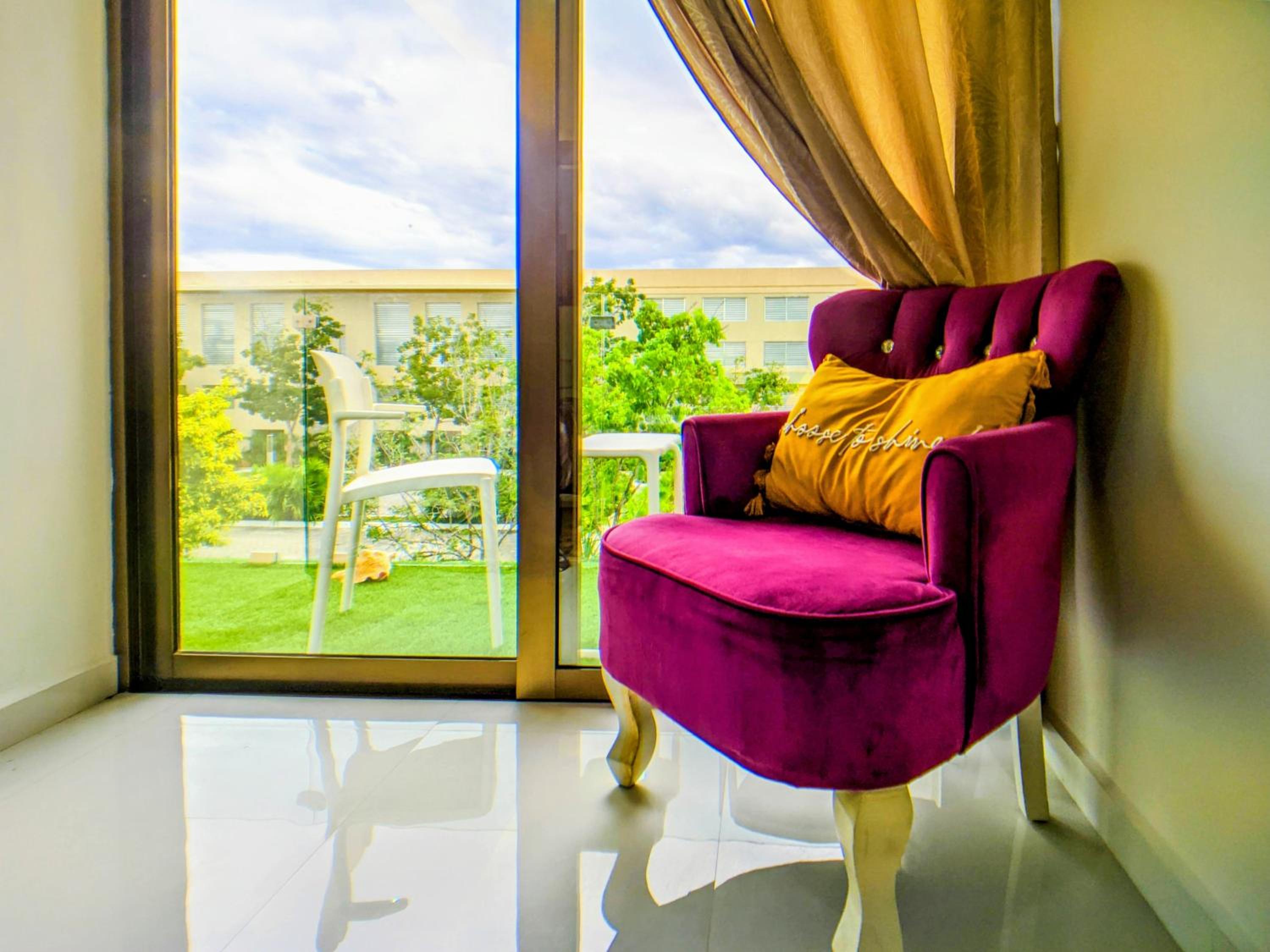 Peaceful Romantic Patio Suite 200m to Beach & 5th Ave Patio AC Fast WiFi Value Stay UVA16