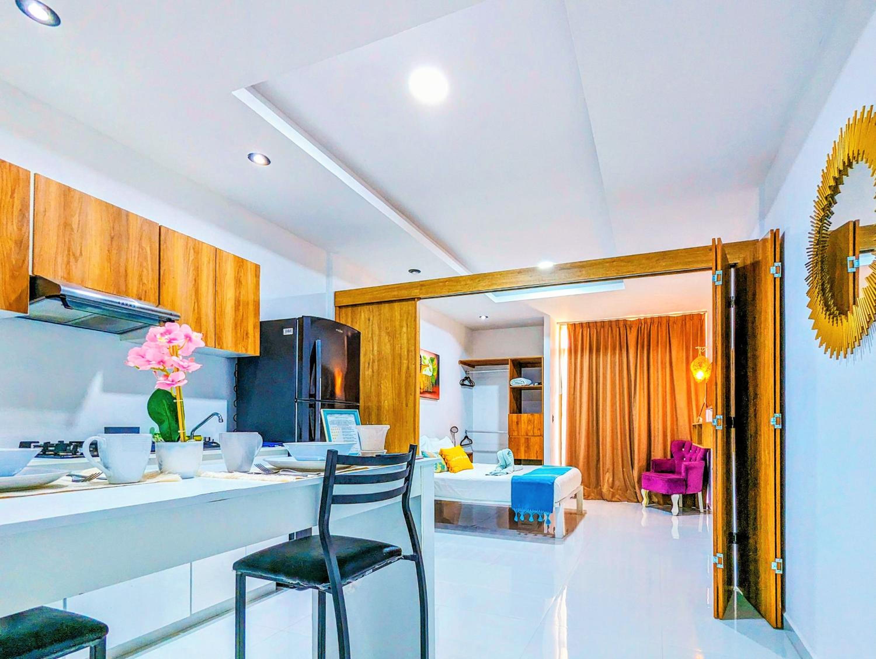 Peaceful Romantic Patio Suite 200m to Beach & 5th Ave Patio AC Fast WiFi Value Stay UVA16