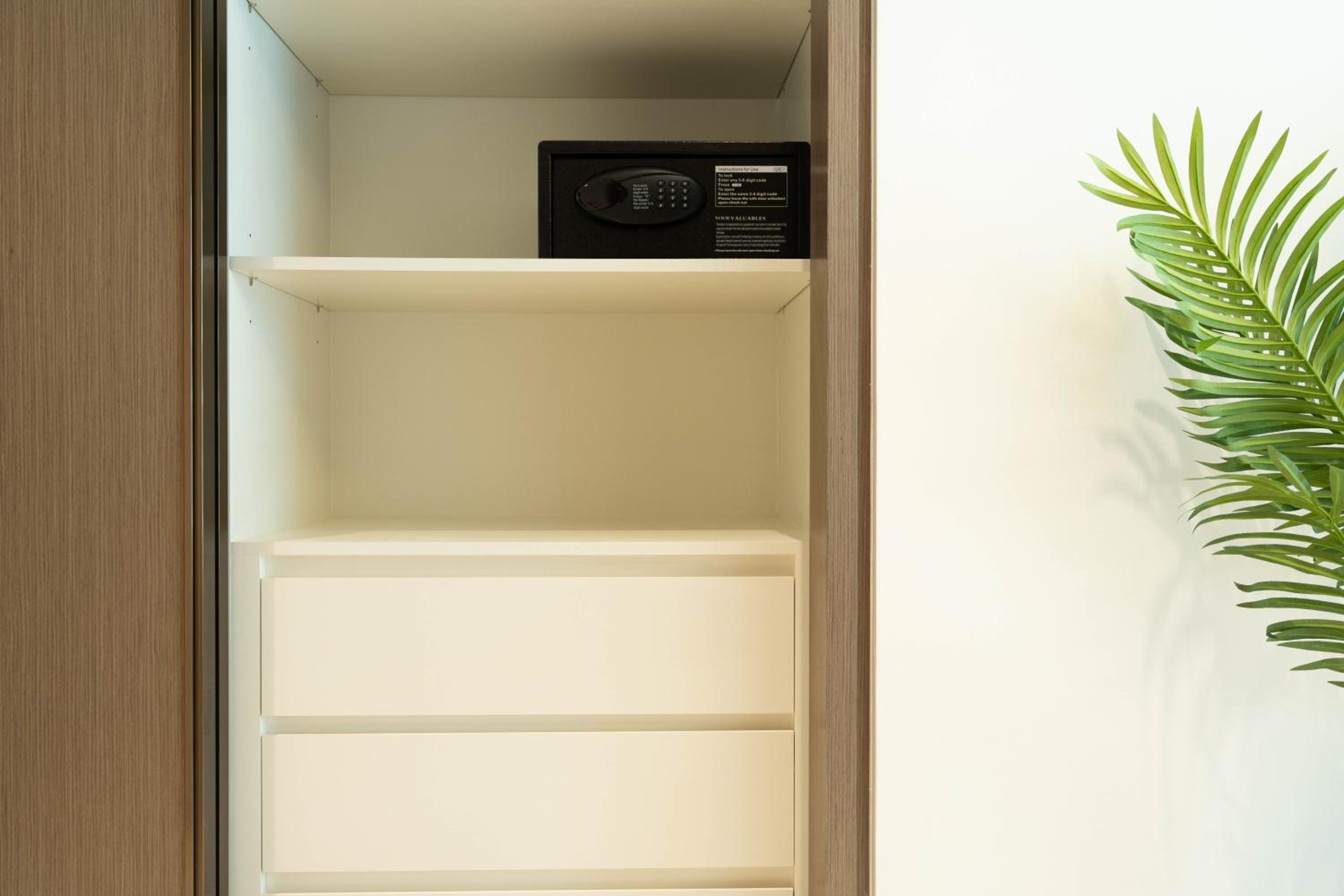 KeyRock - Palm & Sea View Retreat with Pool Access