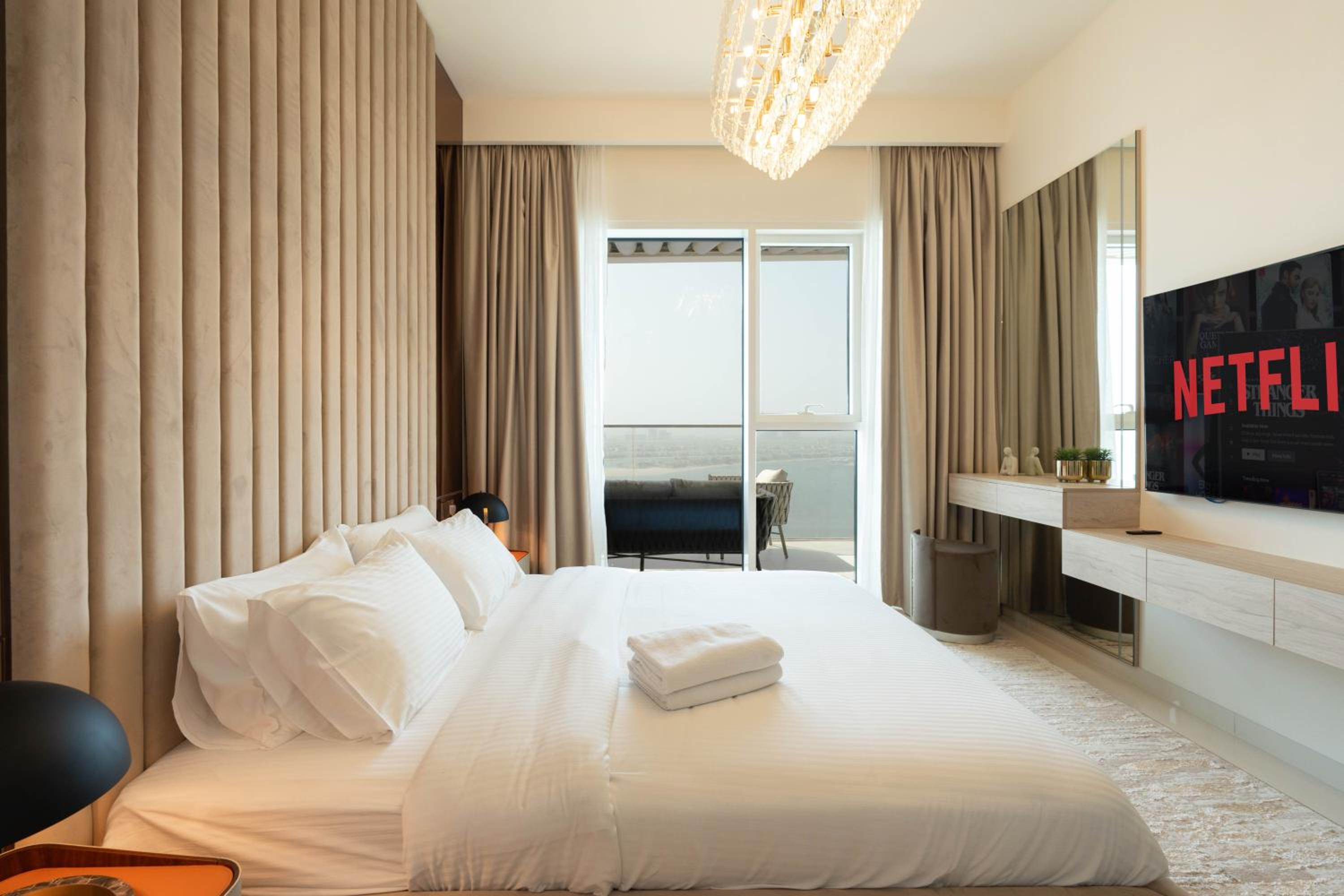 KeyRock - Palm & Sea View Retreat with Pool Access