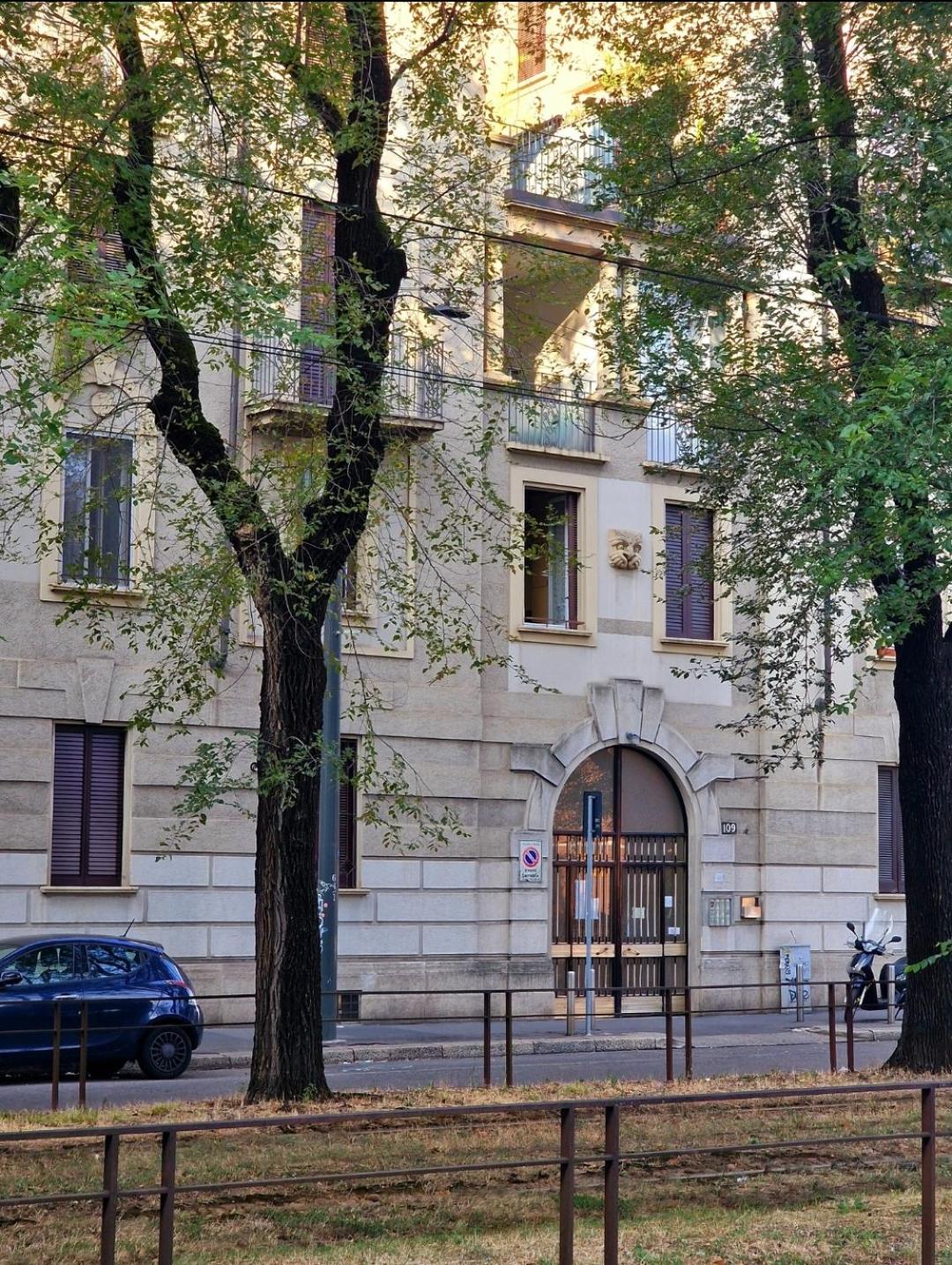 Ampia stanza con bagno privato e zona pranzo