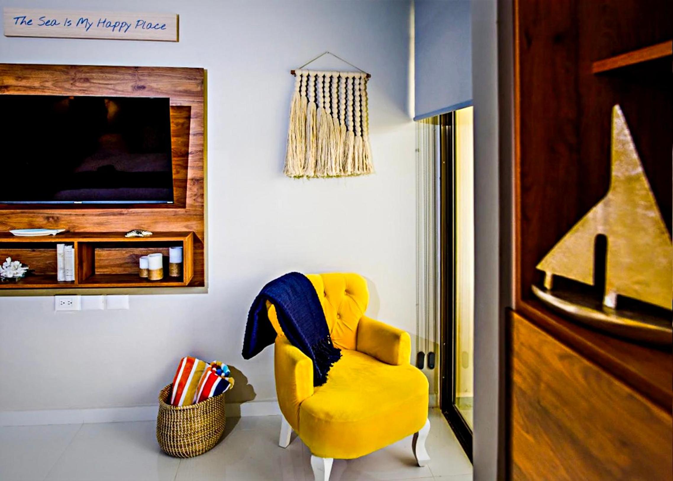 Romantic Beach Apartment - Quiet & Private, Rooftop Pool & Patio, 400m Coast 2B