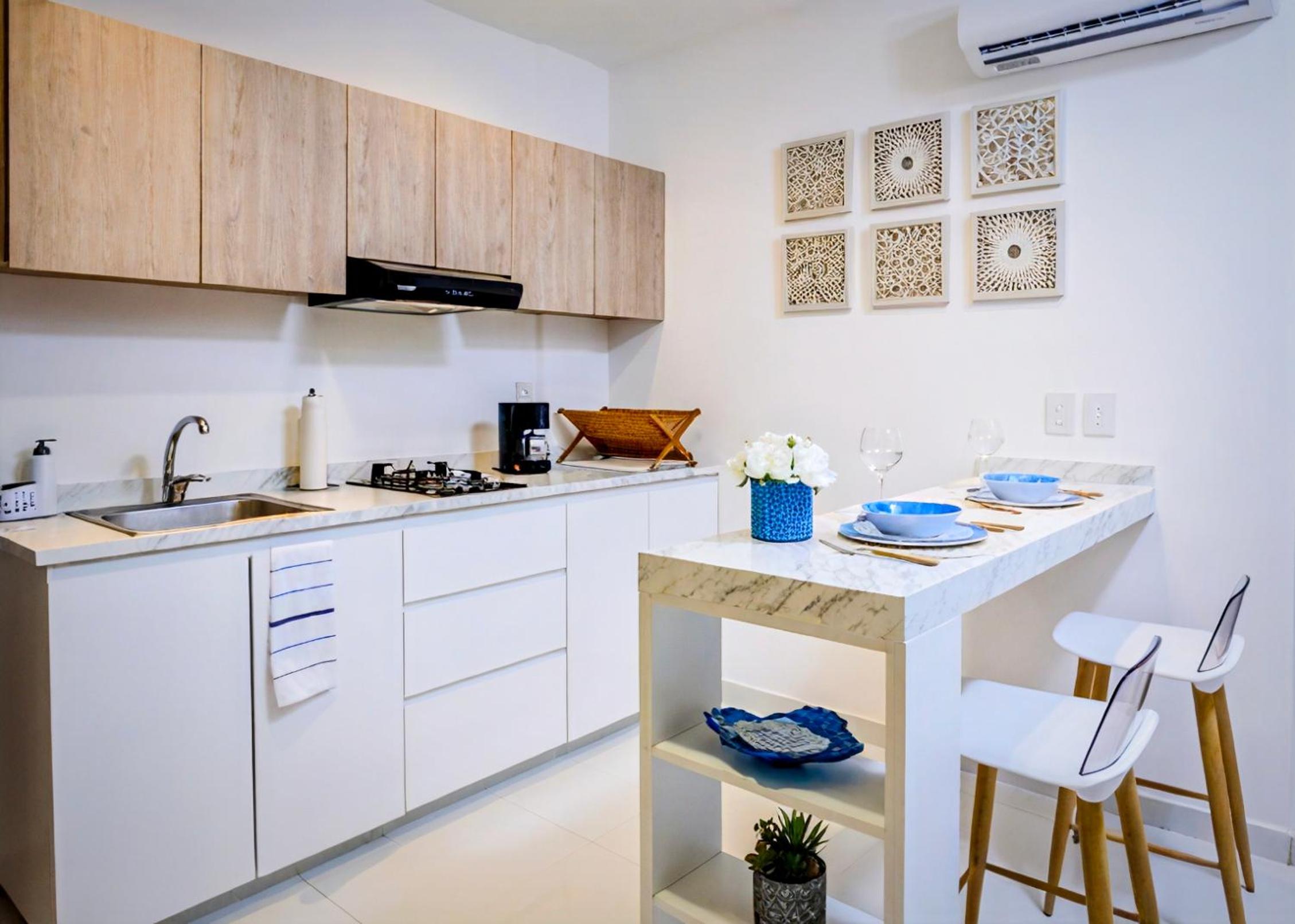 Romantic Beach Apartment - Quiet & Private, Rooftop Pool & Patio, 400m Coast 2B